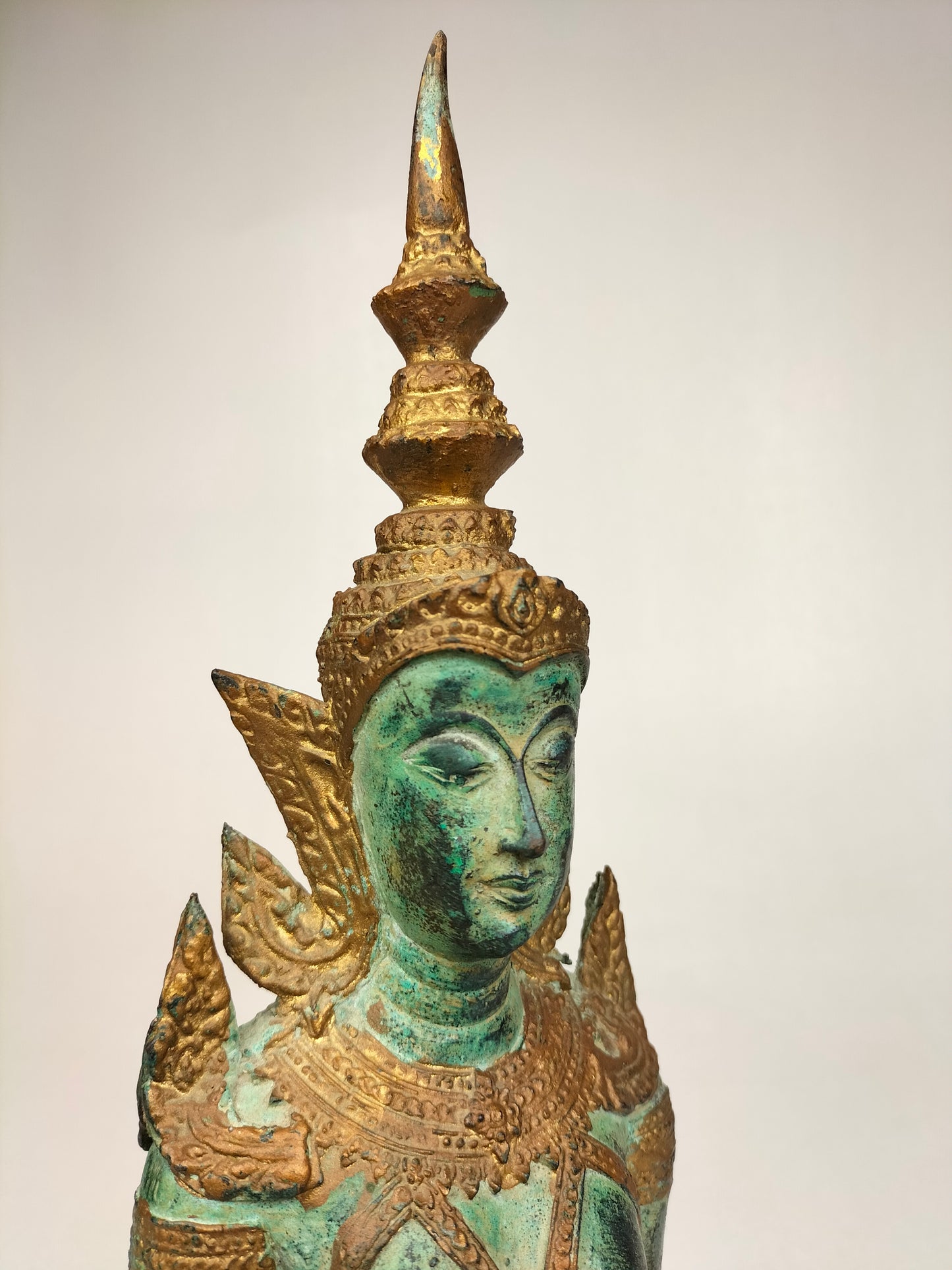 Người canh gác chùa mạ vàng đồng trong tư thế cầu nguyện // Thái Lan - thế kỷ 20