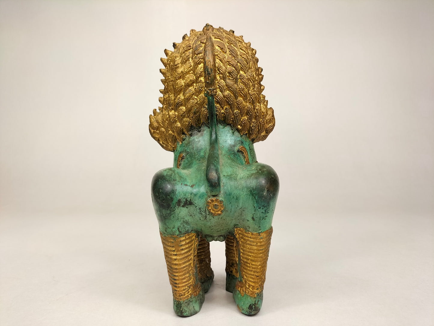 Leão do templo tailandês em bronze dourado // Tailândia - século XX