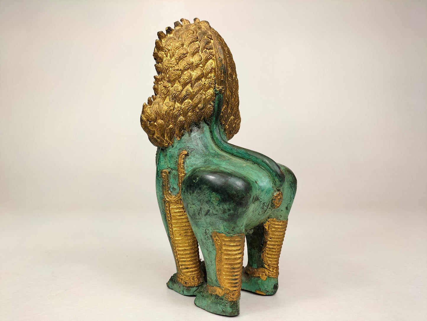 Lion de temple thaïlandais en bronze doré // Thaïlande - 20ème siècle