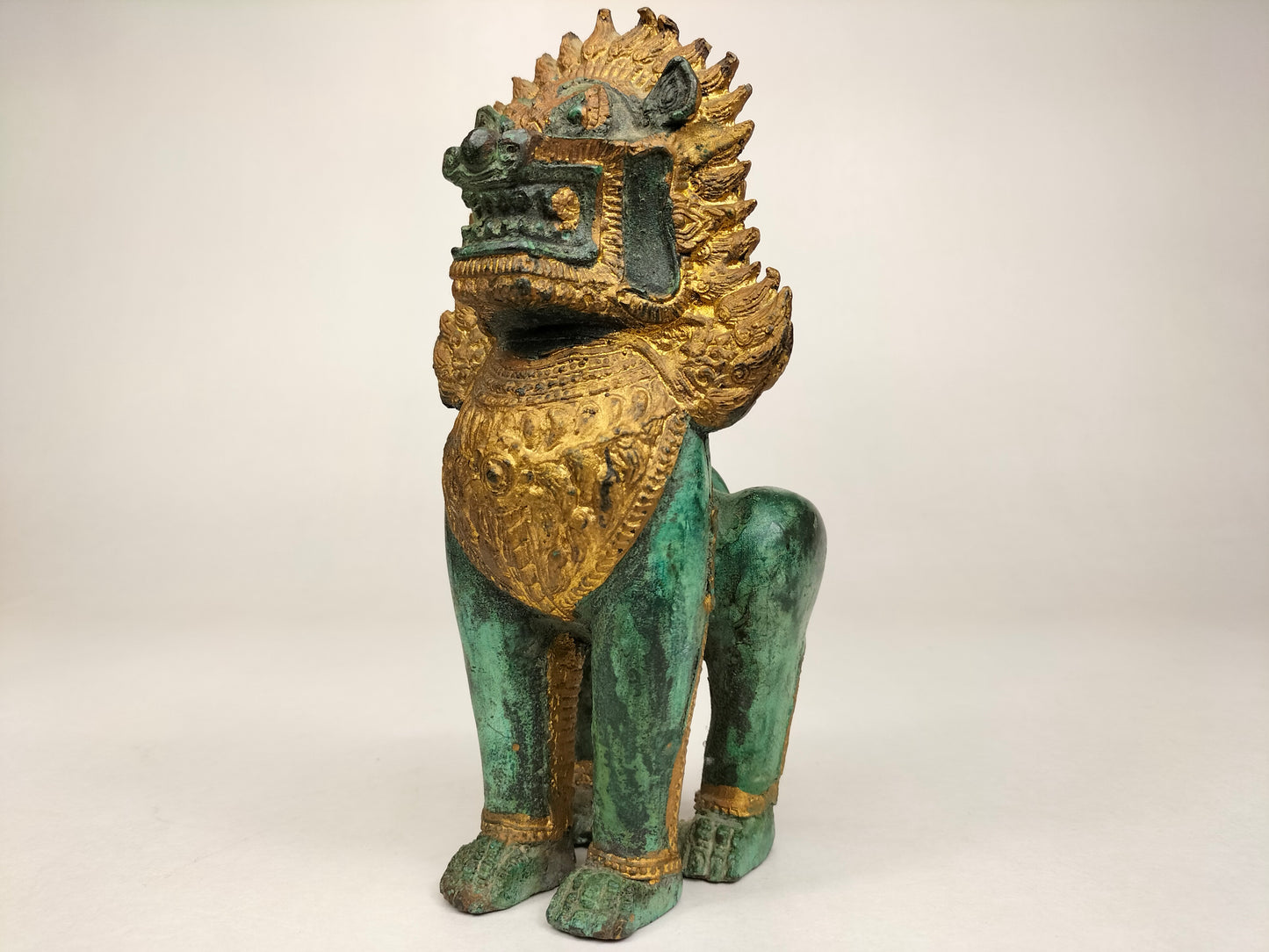 Lion de temple thaïlandais en bronze doré // Thaïlande - 20ème siècle