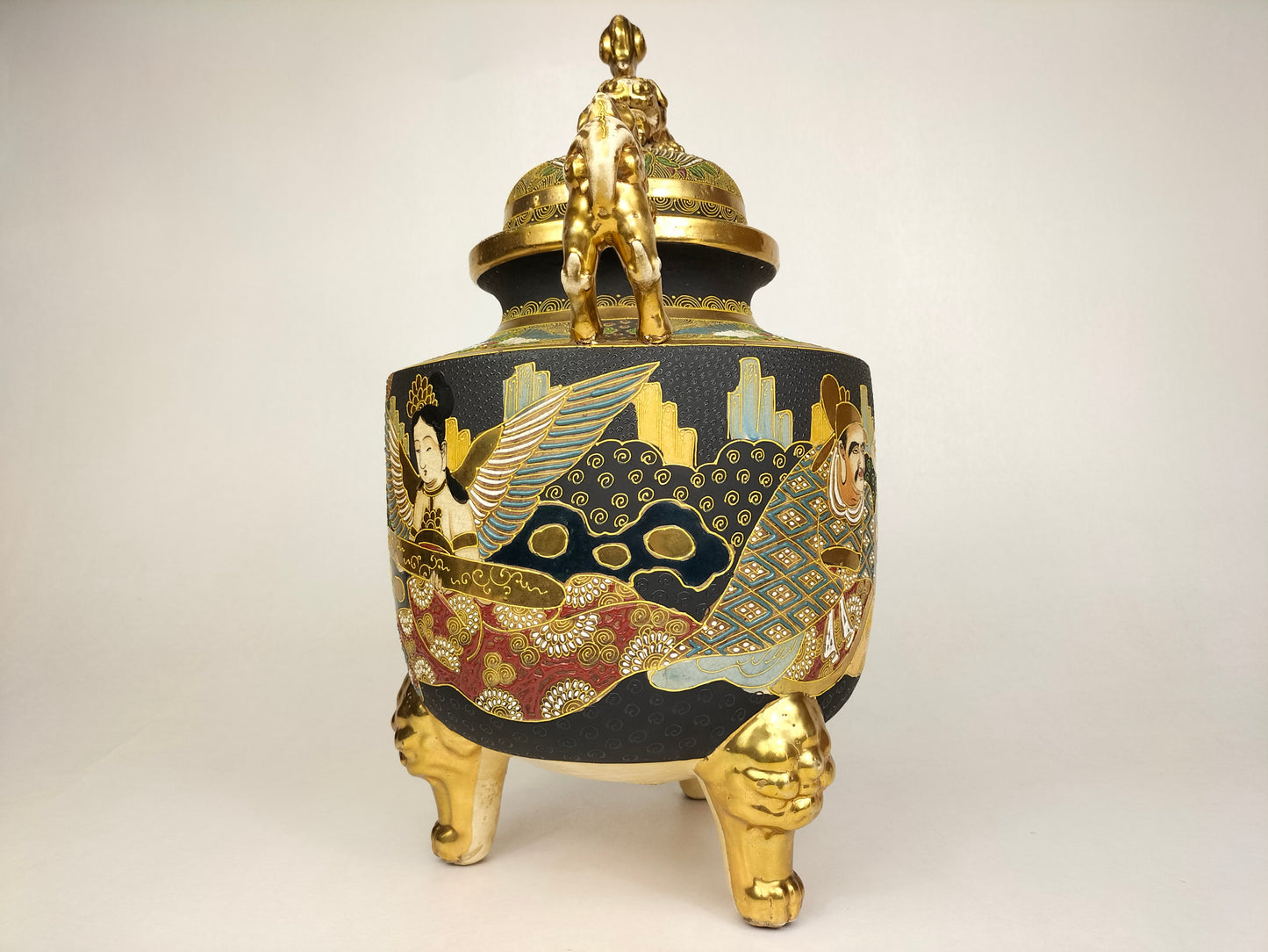 Large antique Japanese satsuma incense burner decorated with warriors // Meiji Period - 19th century