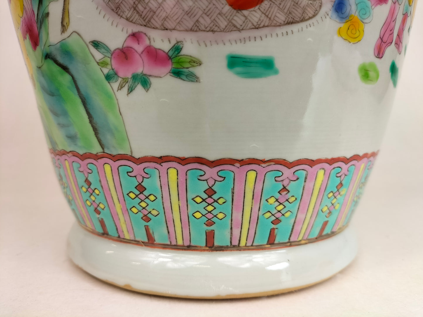 Vase chinois famille rose à décor d'immortels // Marque Qianlong - XXème siècle