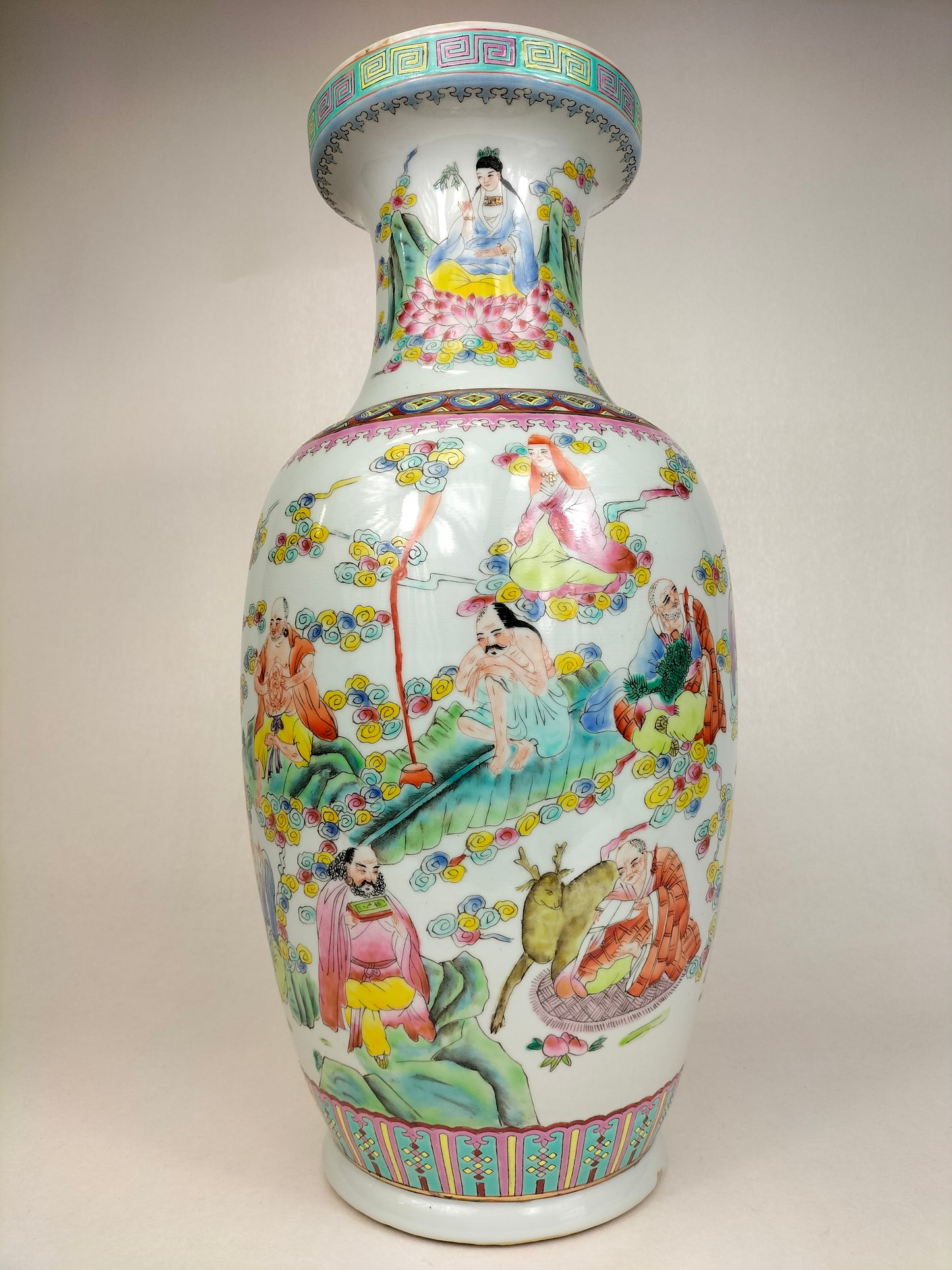 Vase chinois famille rose à décor d'immortels // Marque Qianlong - XXème siècle