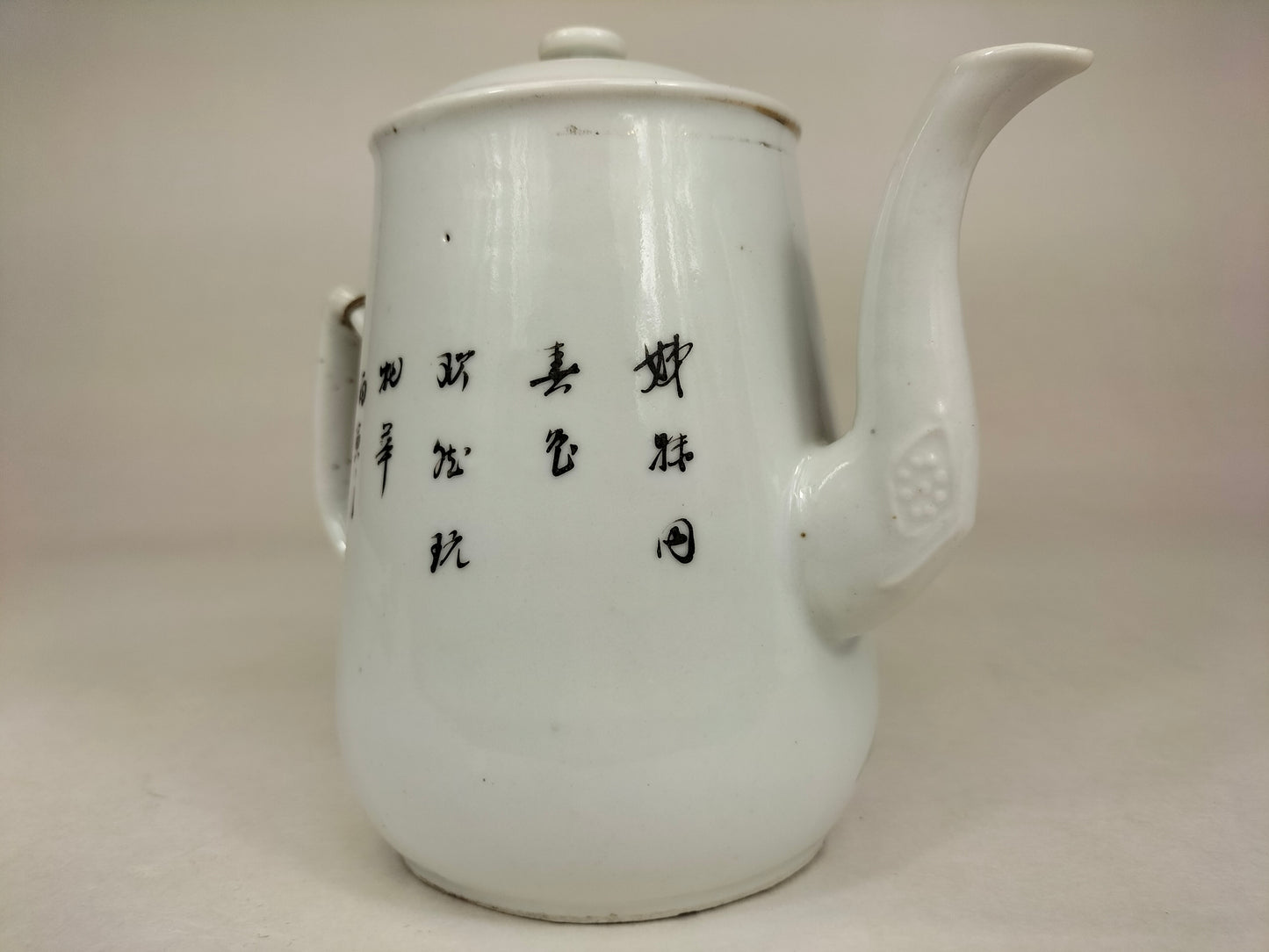 带有花园景色的古董中国茶壶//民国时期（1912-1949 年）