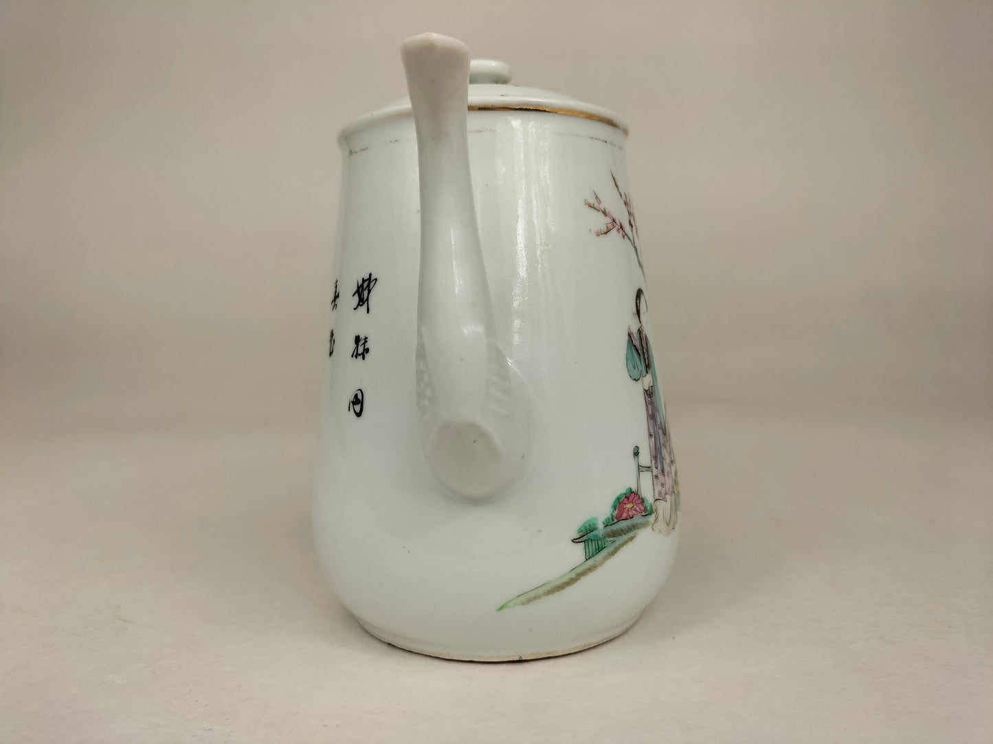 Antique Chinese teapot decorated with a garden scene // Republic Period (1912-1949)
