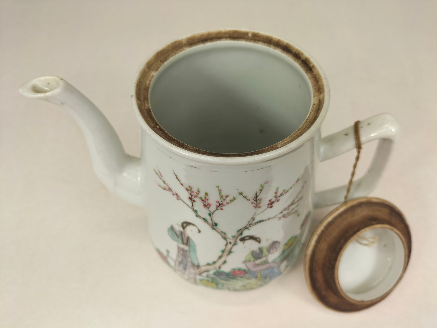 Ấm trà cổ Trung Quốc được trang trí với cảnh vườn // Thời kỳ Cộng hòa (1912-1949)