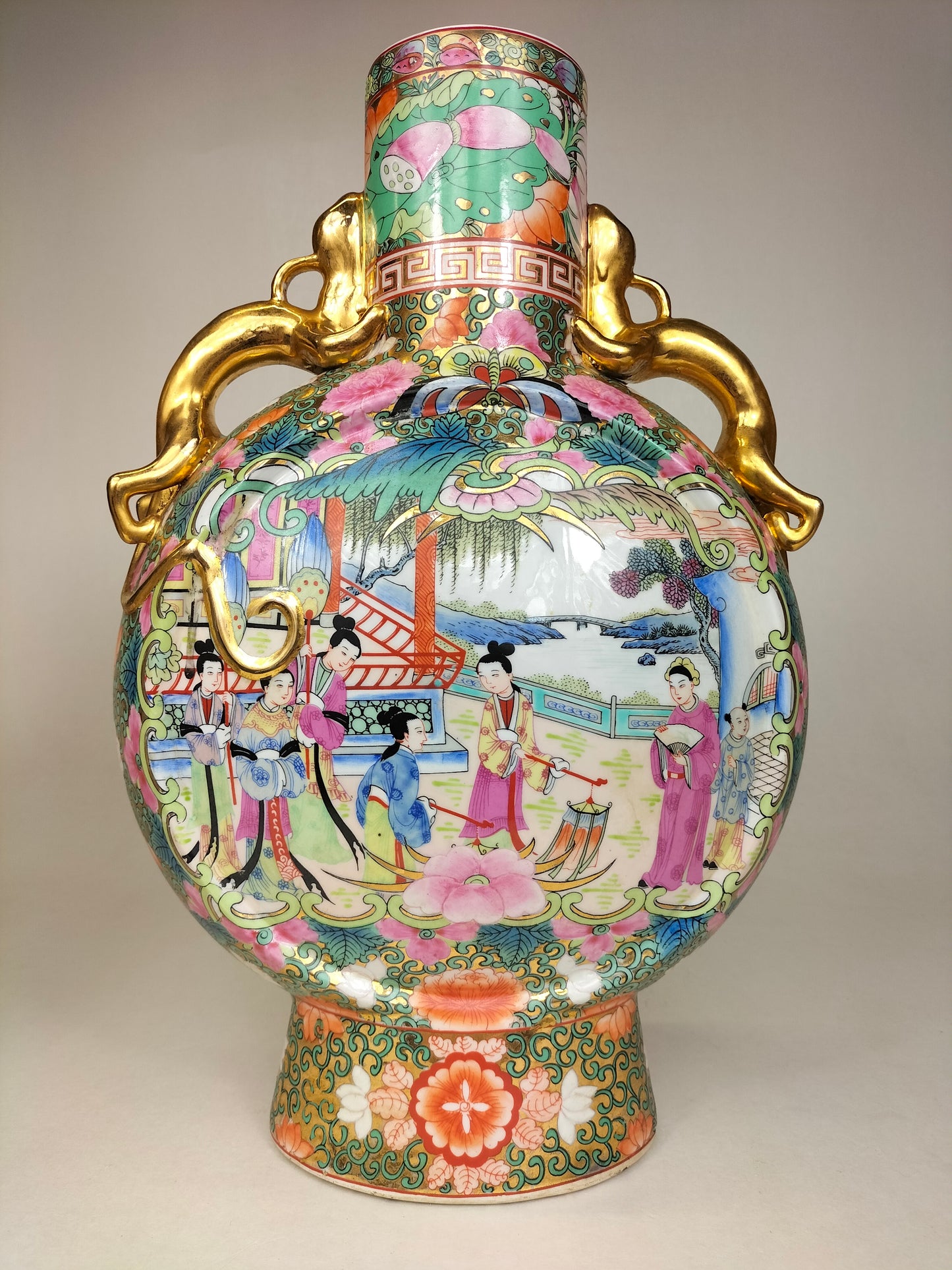 Chinese canton rose medallion moon flask decorated with figures and flowers // 20th century