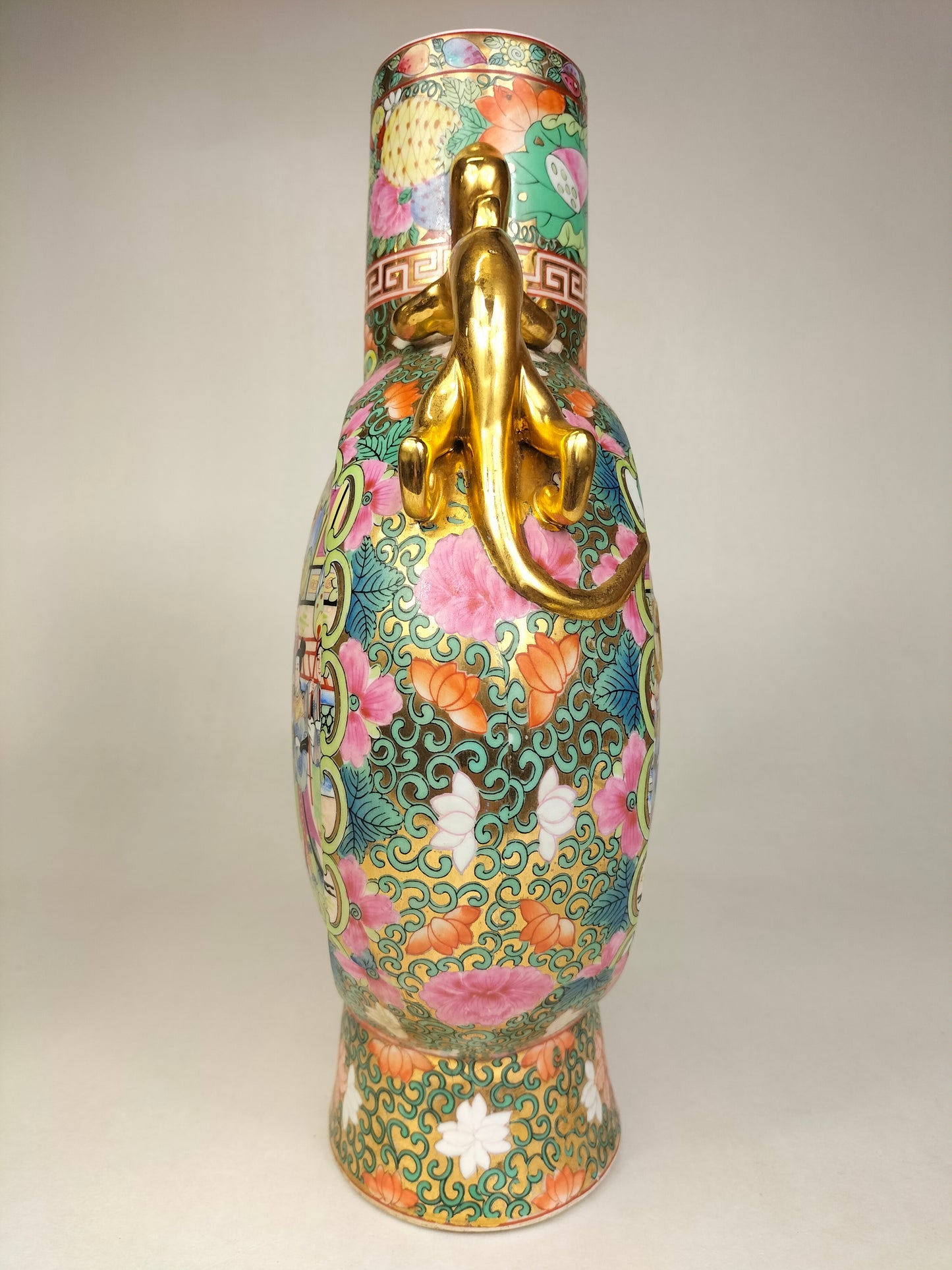 Chinese canton rose medallion moon flask decorated with figures and flowers // 20th century