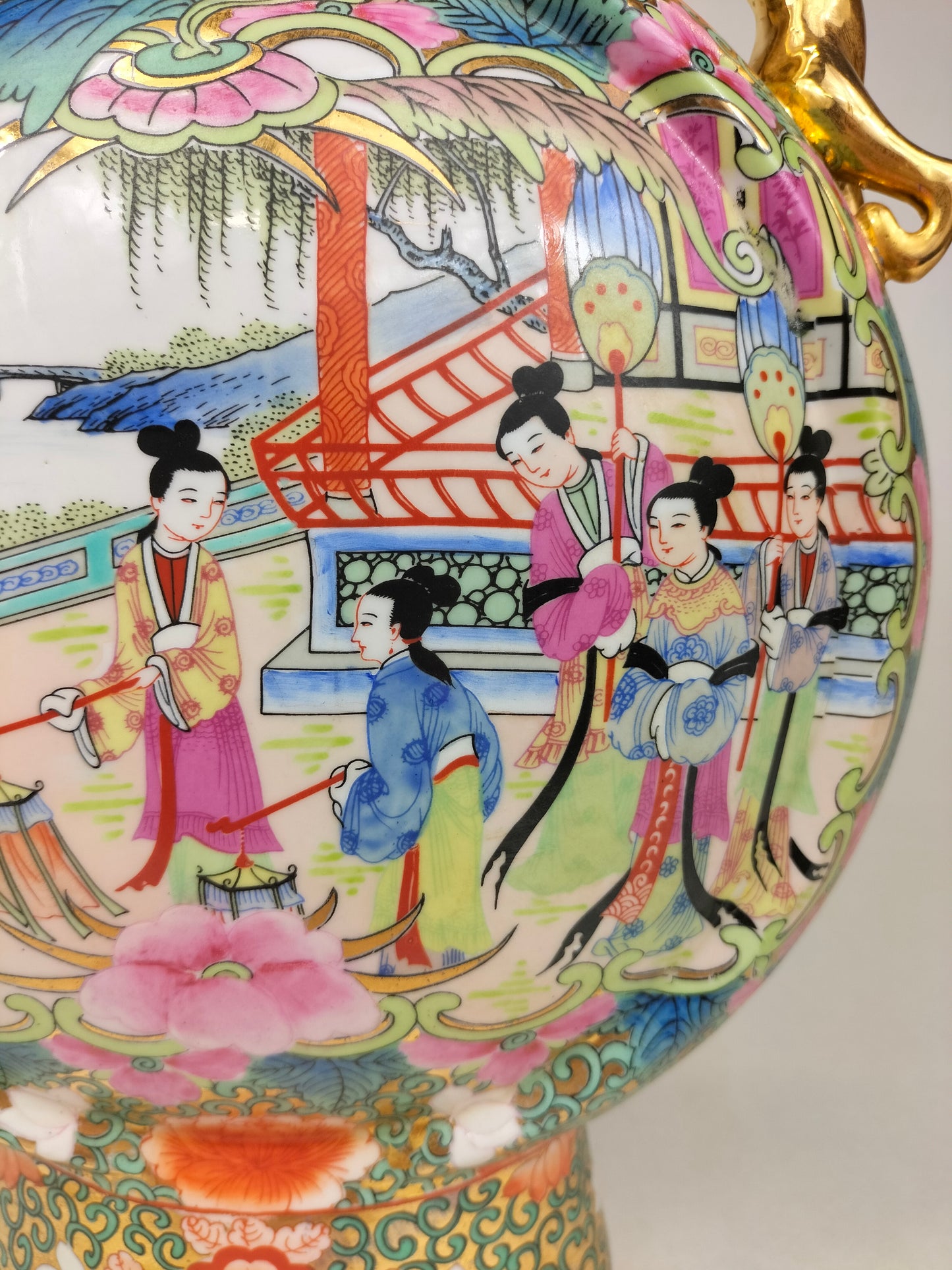 Frasco lunar com medalhão de rosa de cantão chinês decorado com figuras e flores // século XX