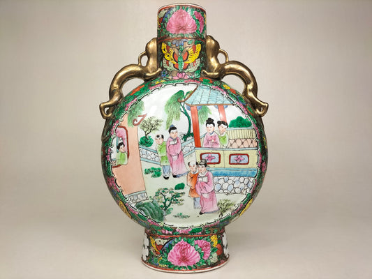 Flacon de lune médaillon rose canton chinois à décor de personnages entourés de fleurs // XXe siècle