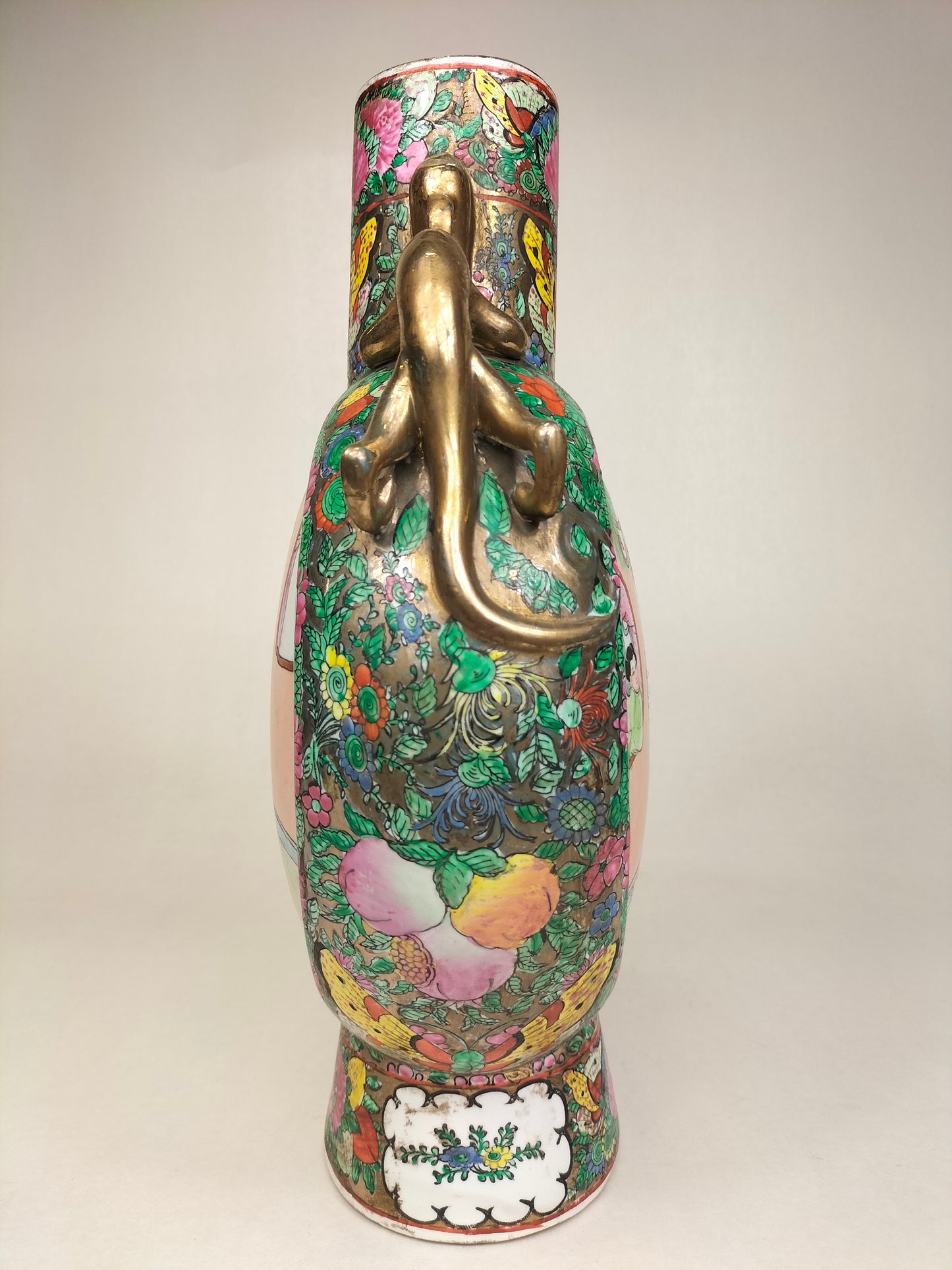 Chinese canton rose medallion moon flask decorated with figures surrounded with flowers // 20th century