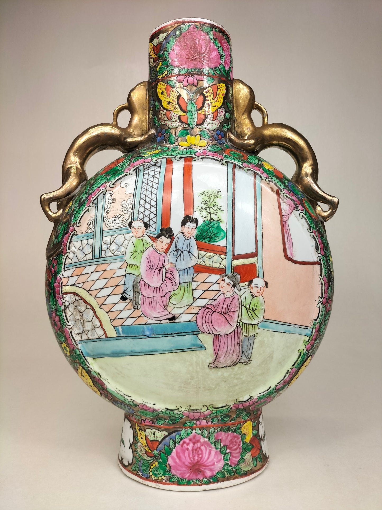 Chinese canton rose medallion moon flask decorated with figures surrounded with flowers // 20th century