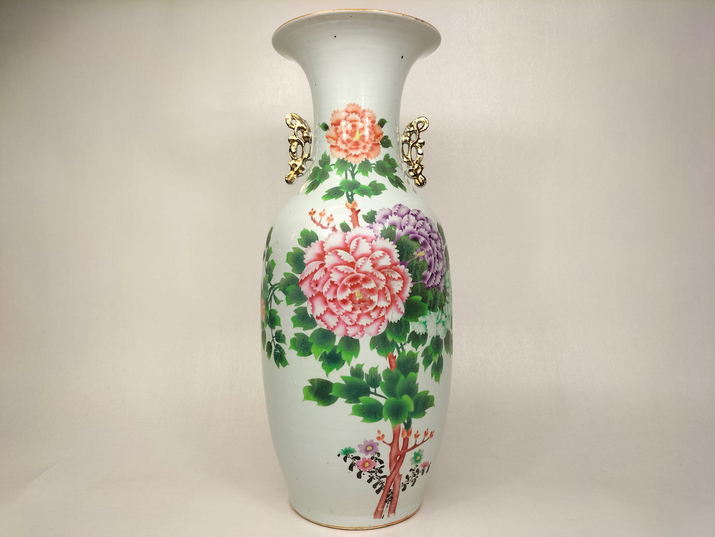 Pasu Cina antik besar dihiasi dengan bunga peonies // Tempoh Republik (1912-1949)