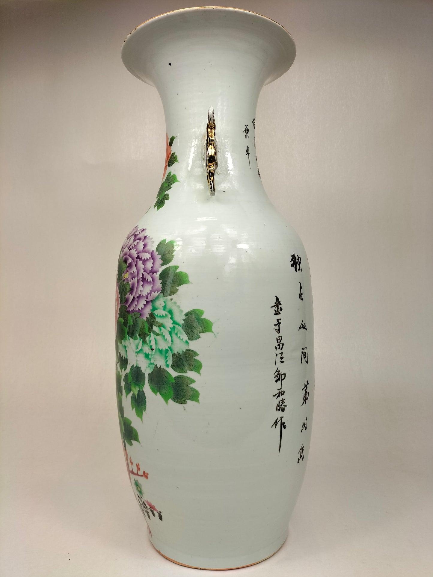 Large antique Chinese vase decorated with peonies // Republic Period (1912-1949)