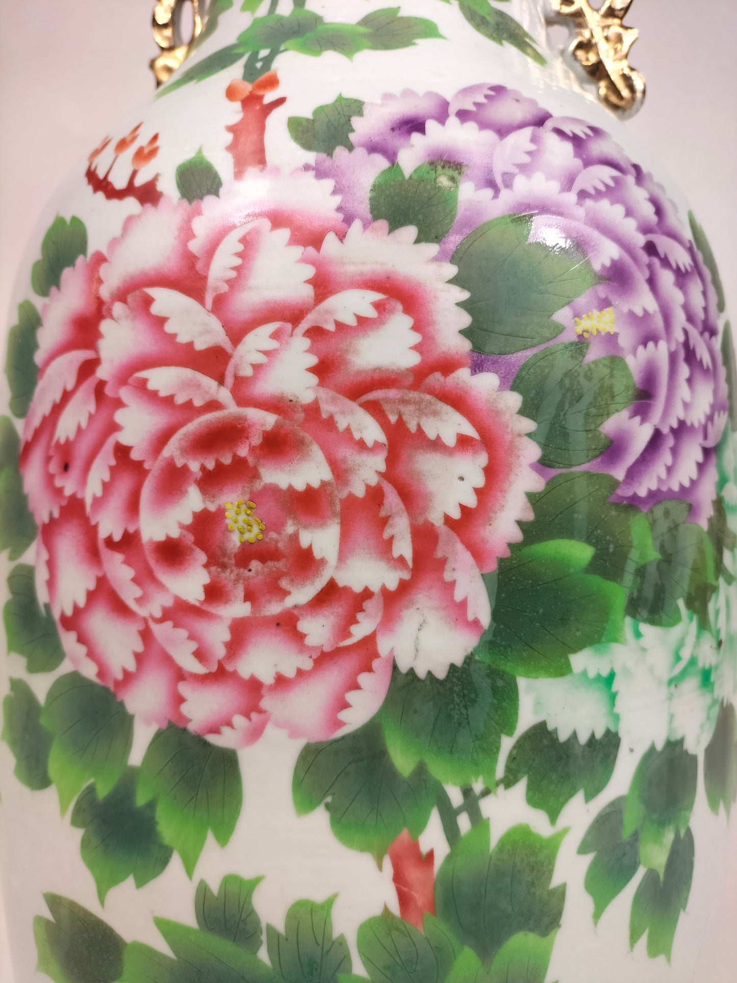 Grande vaso chinês antigo decorado com peônias // Período da República (1912-1949)