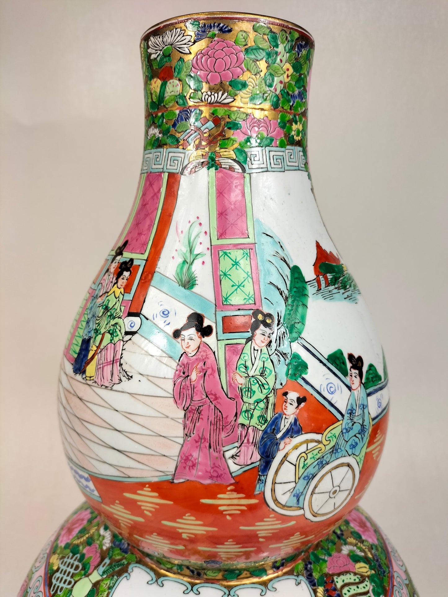 大型 XL 中国广州玫瑰花章双葫芦花瓶 // 20 世纪中期