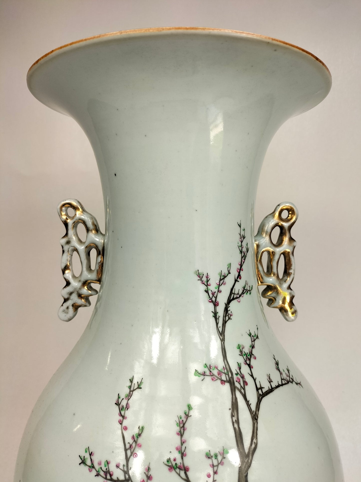 Large antique Chinese qianjiang vase decorated with a garden scene // Republic Period (1912-1949)