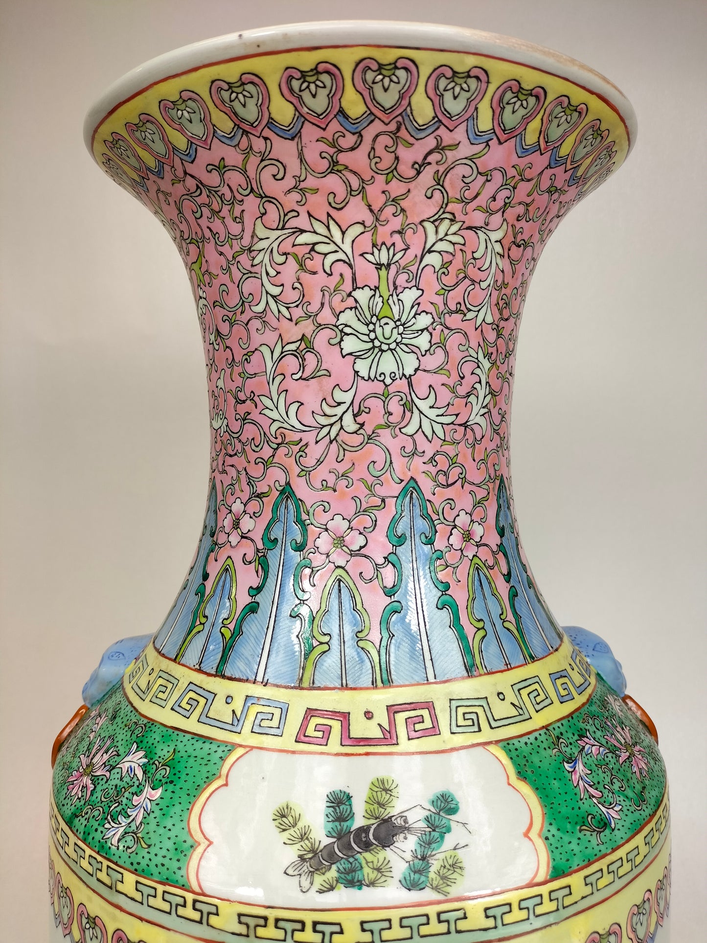 大型中国 XL 粉彩花瓶，饰有皇家场景// 20 世纪中叶