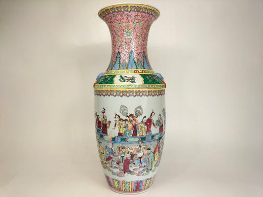 Large Chinese XL famille rose vase decorated with an Imperial scene // Mid 20th century
