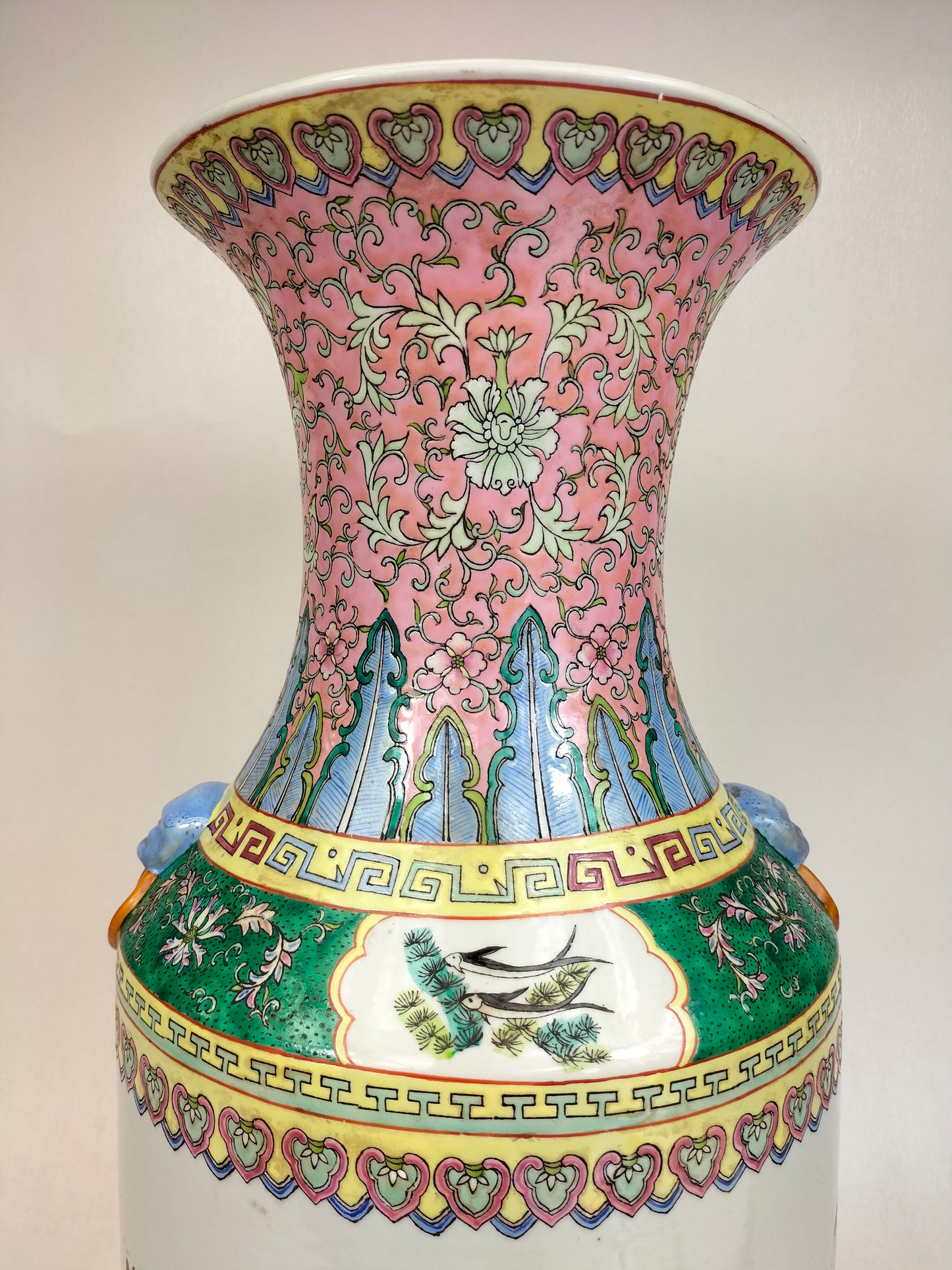 مزهرية ورد عائلية صينية كبيرة مقاس XL مزينة بمشهد إمبراطوري // منتصف القرن العشرين