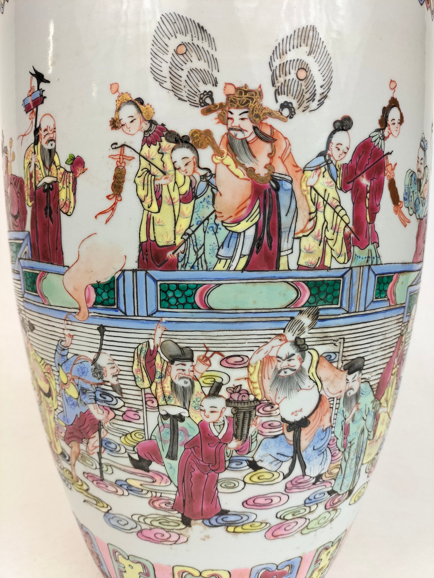 Large Chinese XL famille rose vase decorated with an Imperial scene // Mid 20th century