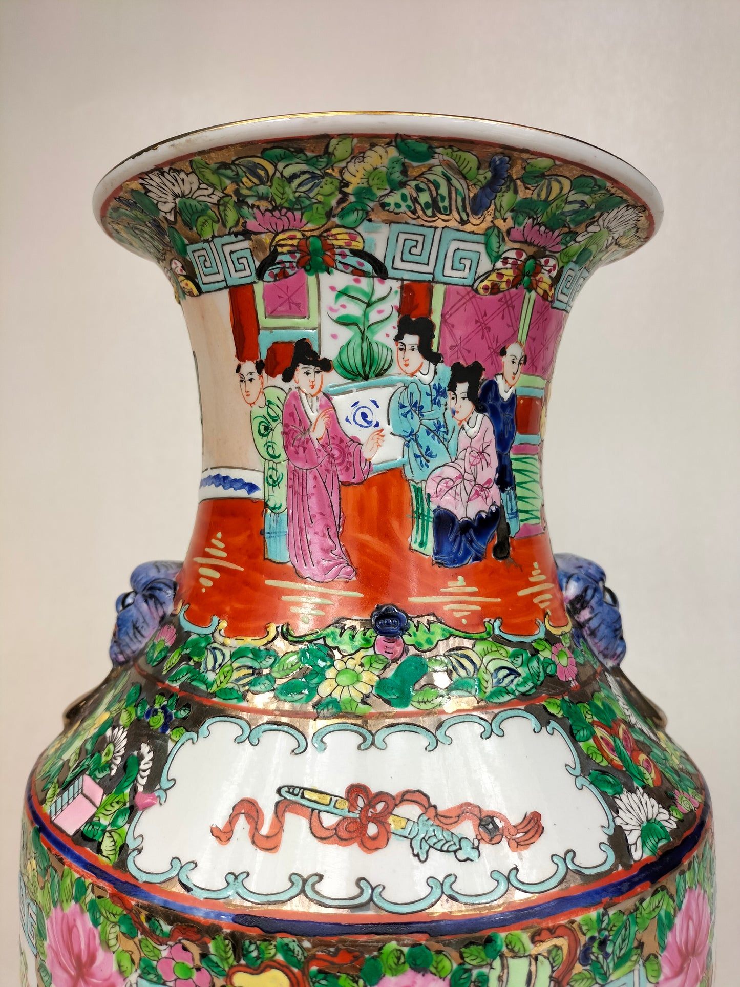Chinese canton rose medallion vase // Mid 20th century
