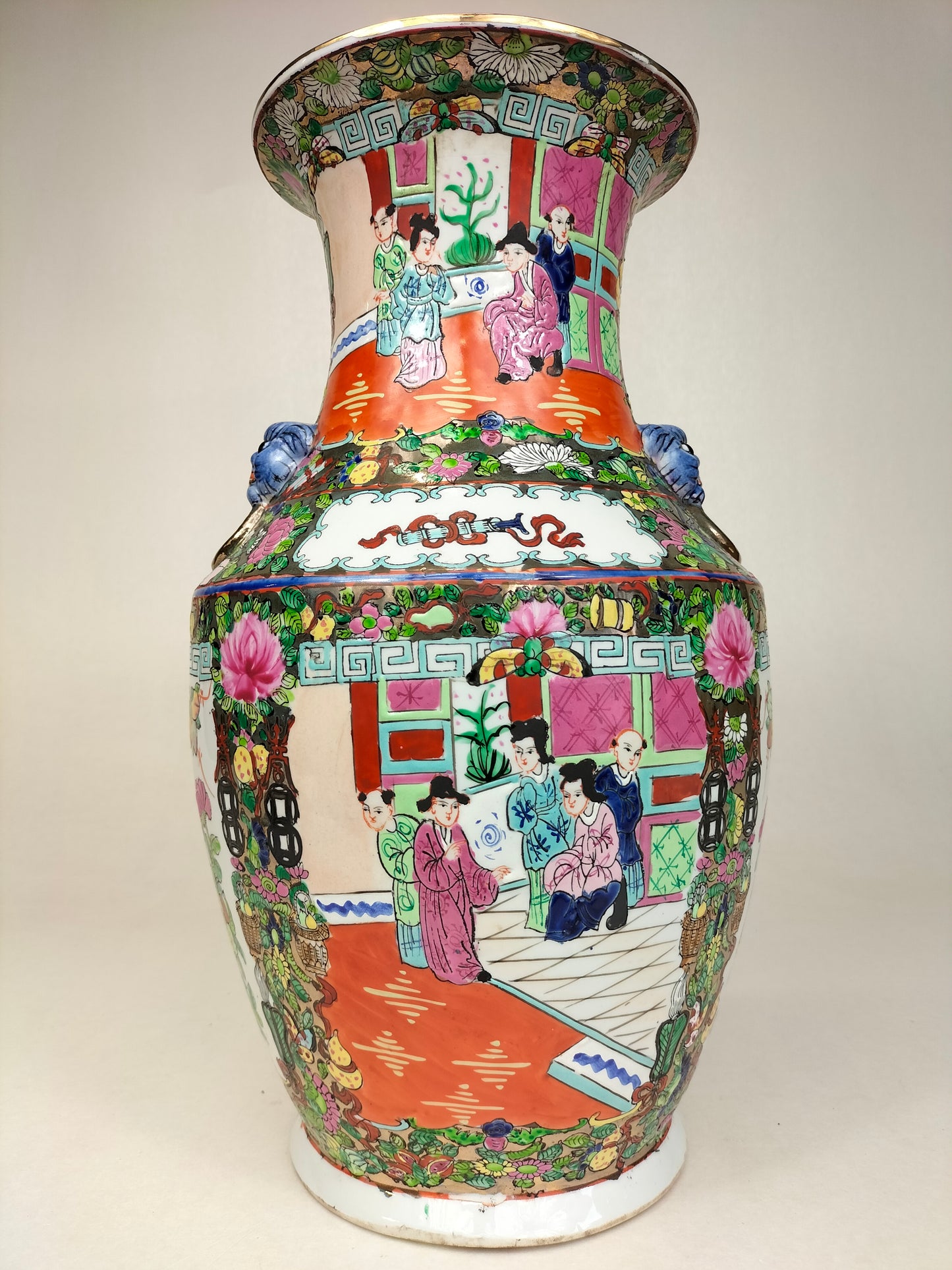 中国广州玫瑰花饰花瓶 // 20 世纪中期 - 1960 年代