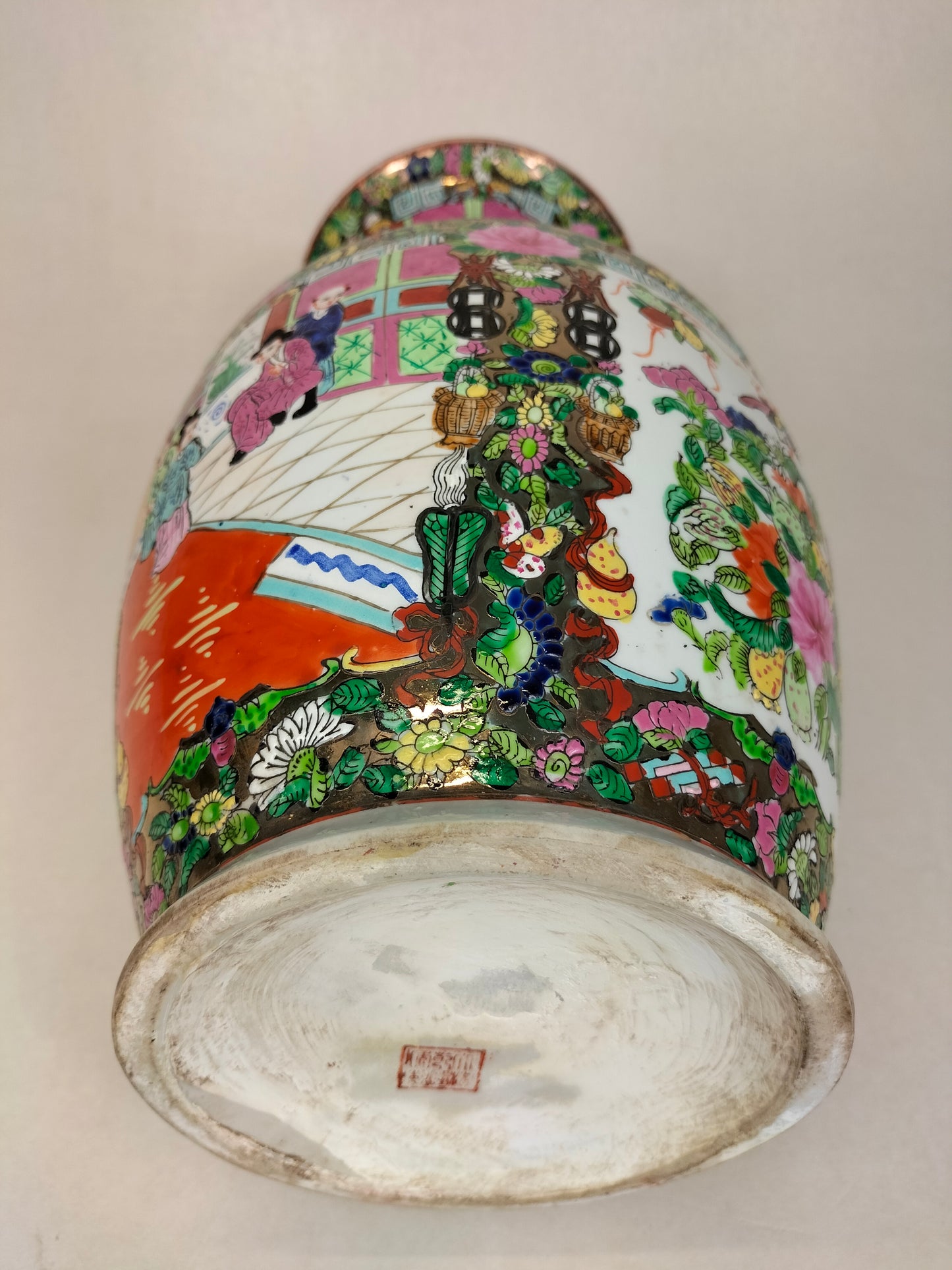中国广州玫瑰花饰花瓶 // 20 世纪中期 - 1960 年代