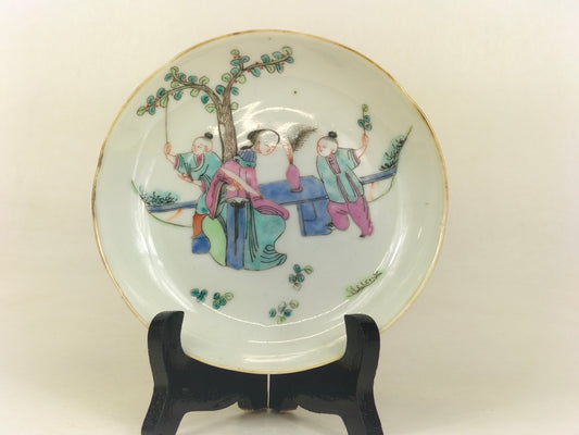 Antique Chinese plate decorated with a garden scene // Republic Period (1912-1949)
