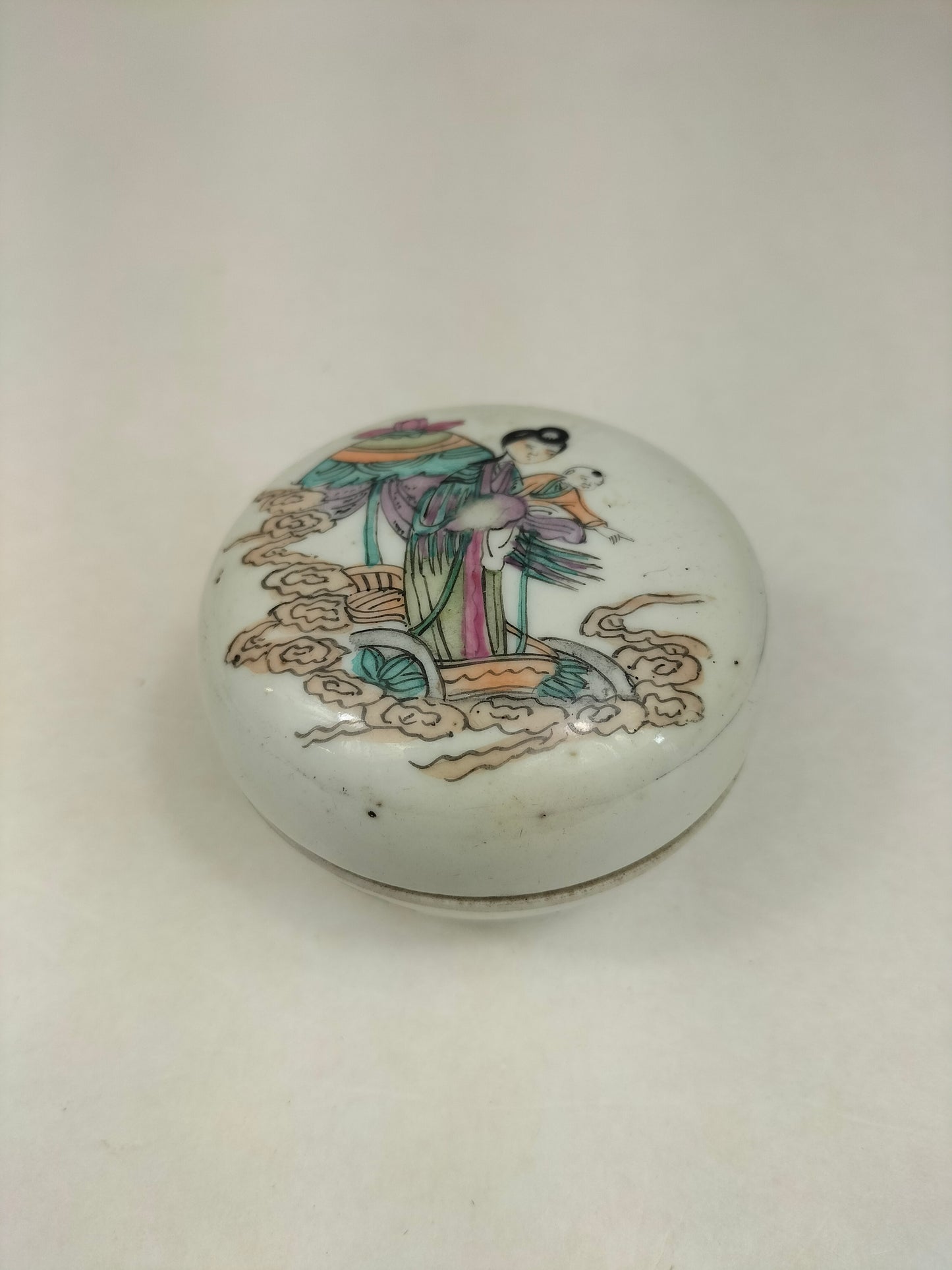 Antique Chinese lidded box decorated with Quanyin // Republic Period (1912-1949)