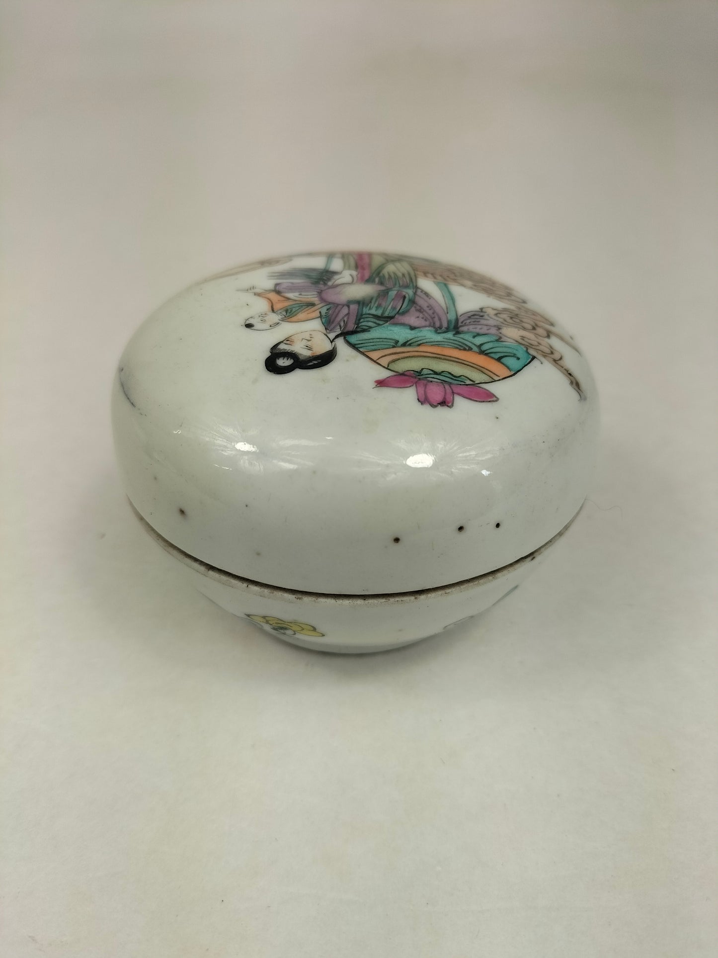Antique Chinese lidded box decorated with Quanyin // Republic Period (1912-1949)