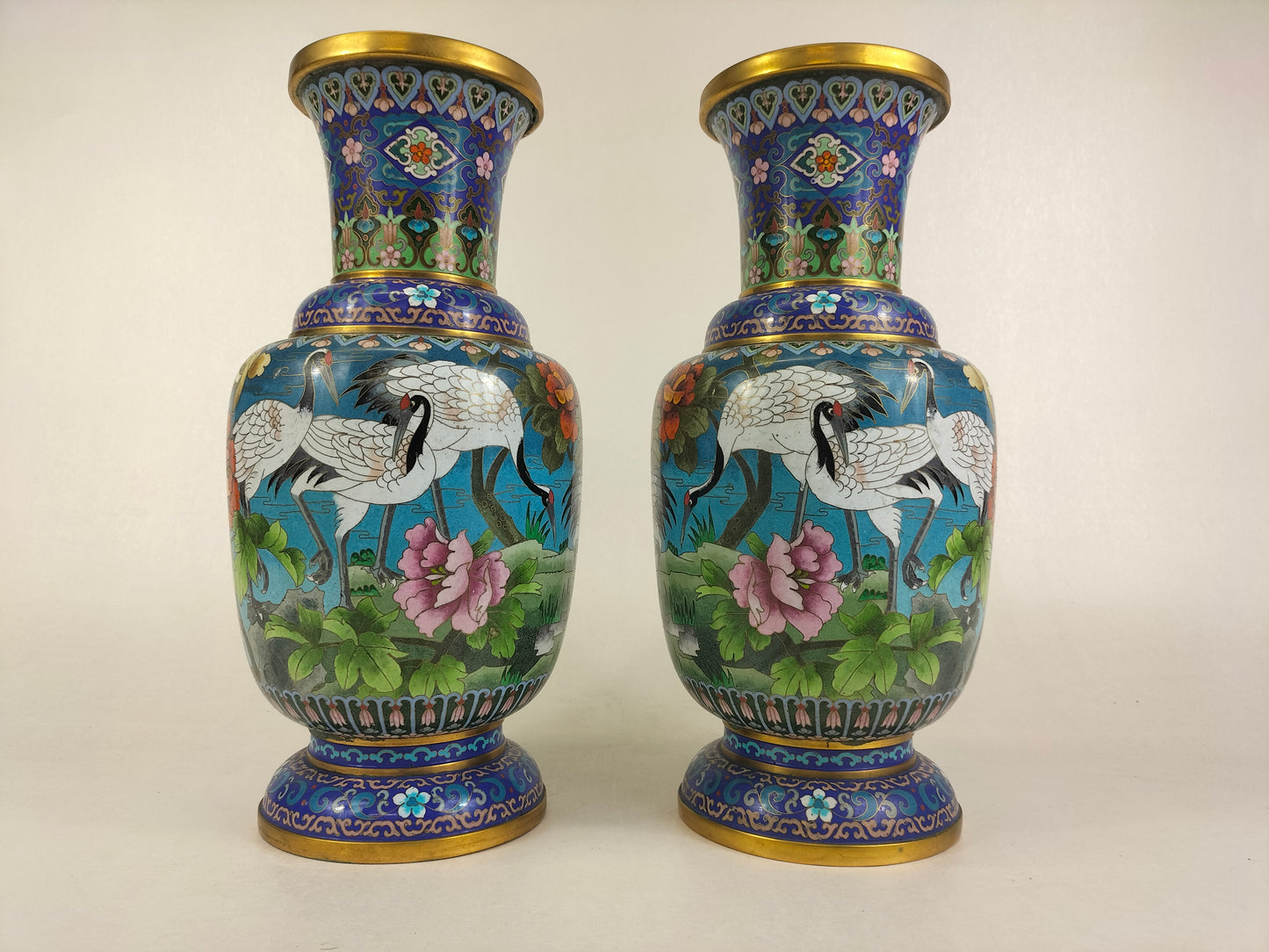 Paire de grands vases chinois cloisonnés à décor de grues // XXème siècle