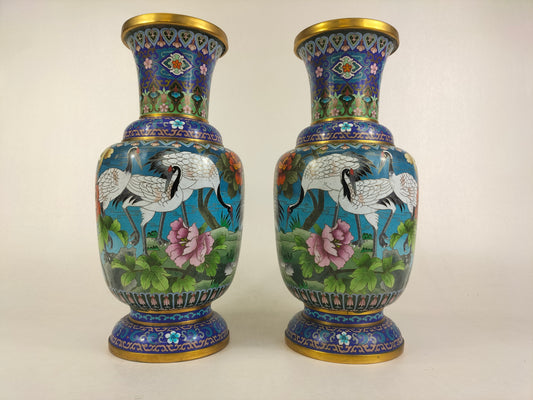 一对大型中国景泰蓝花瓶，饰有鹤形图案 // 20 世纪