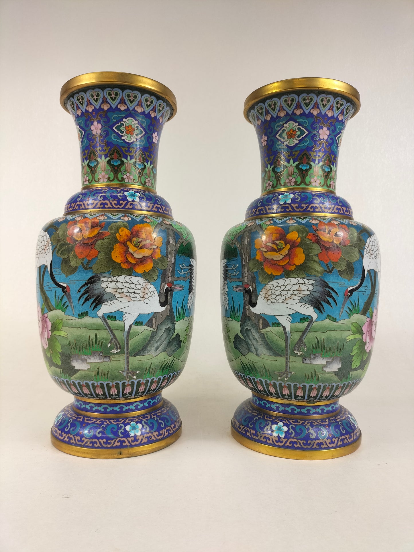 一对大型中国景泰蓝花瓶，饰有鹤形图案 // 20 世纪
