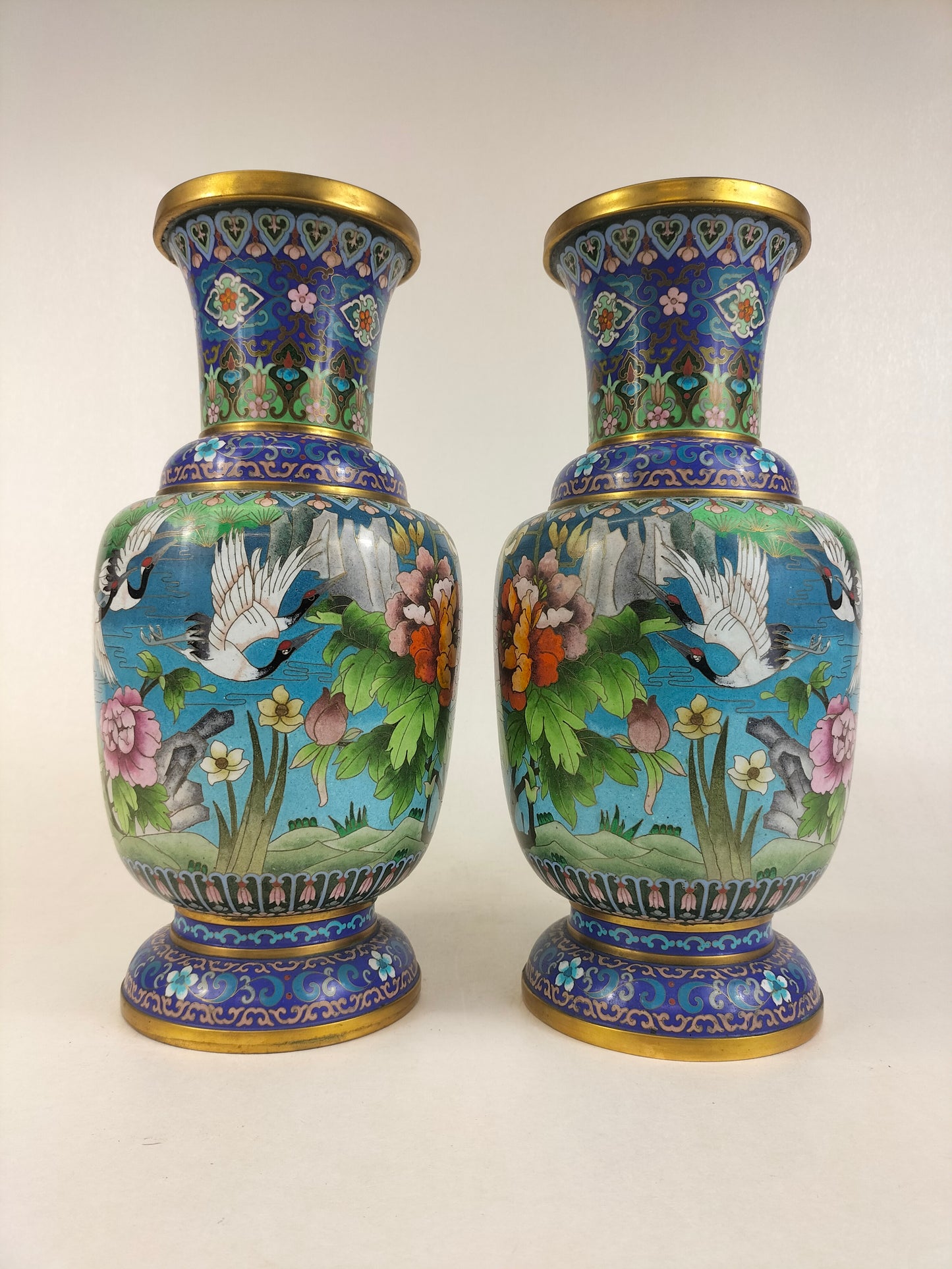 Par de grandes vasos cloisonne chineses decorados com guindastes // século XX