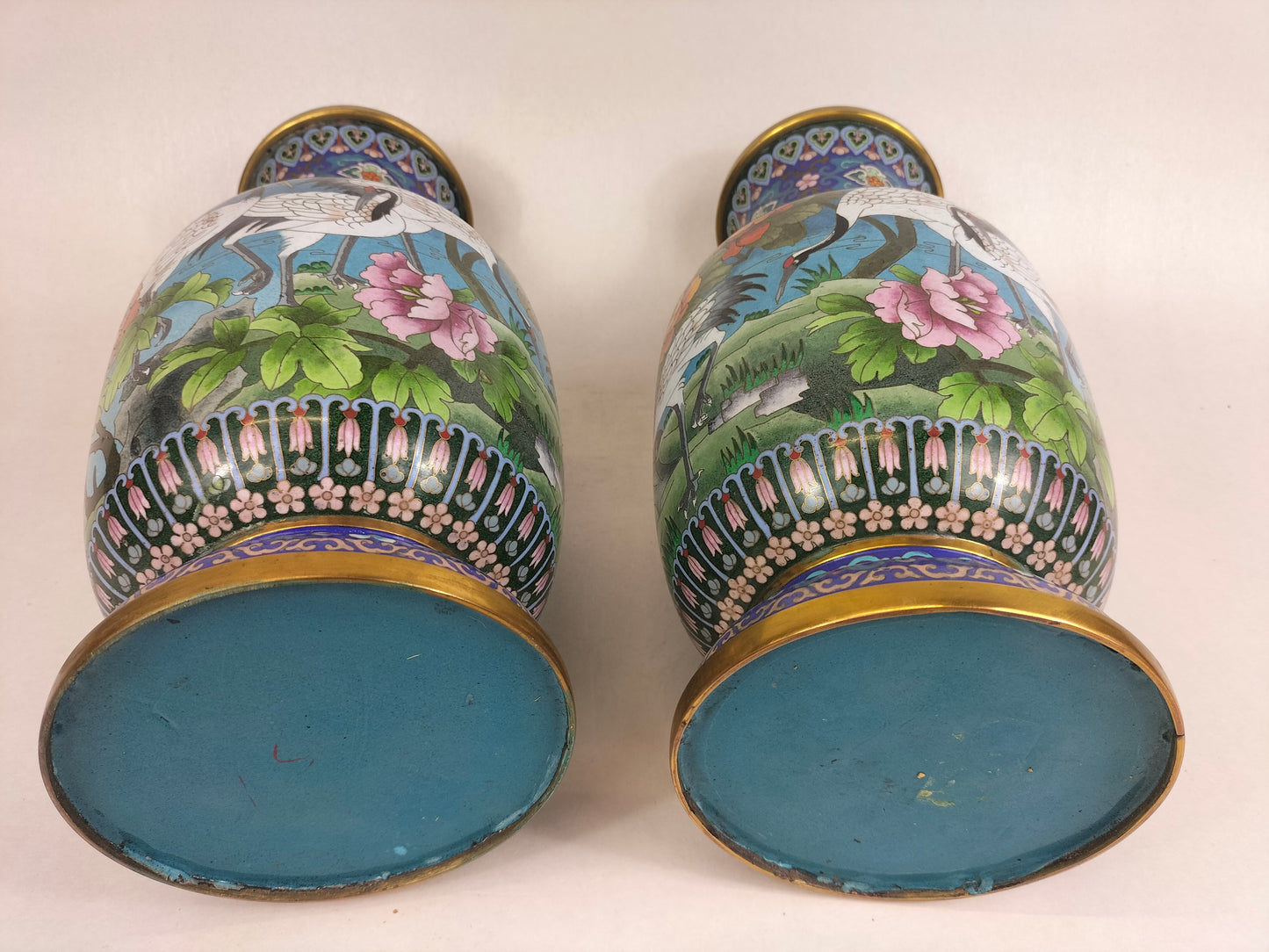 Par de grandes vasos cloisonne chineses decorados com guindastes // século XX
