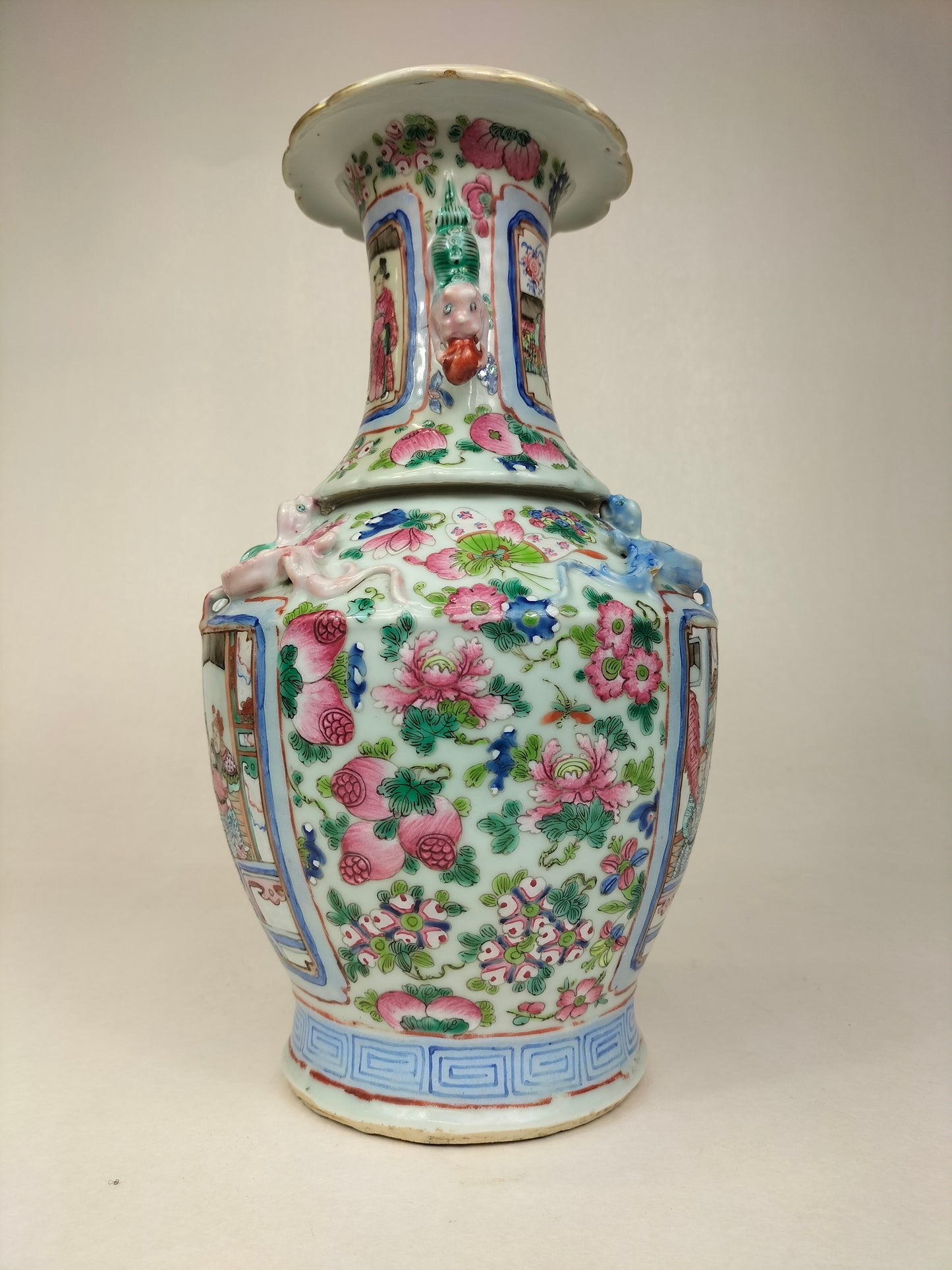 古董中国广州花瓶，饰有皇家场景//清朝 - 19 世纪