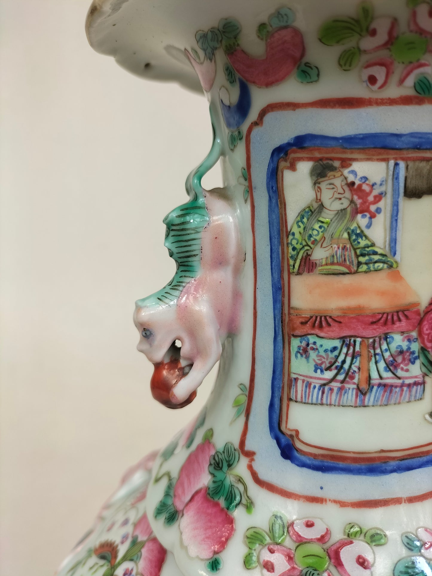 Antigo vaso de cantão chinês decorado com cena imperial // Dinastia Qing - século XIX