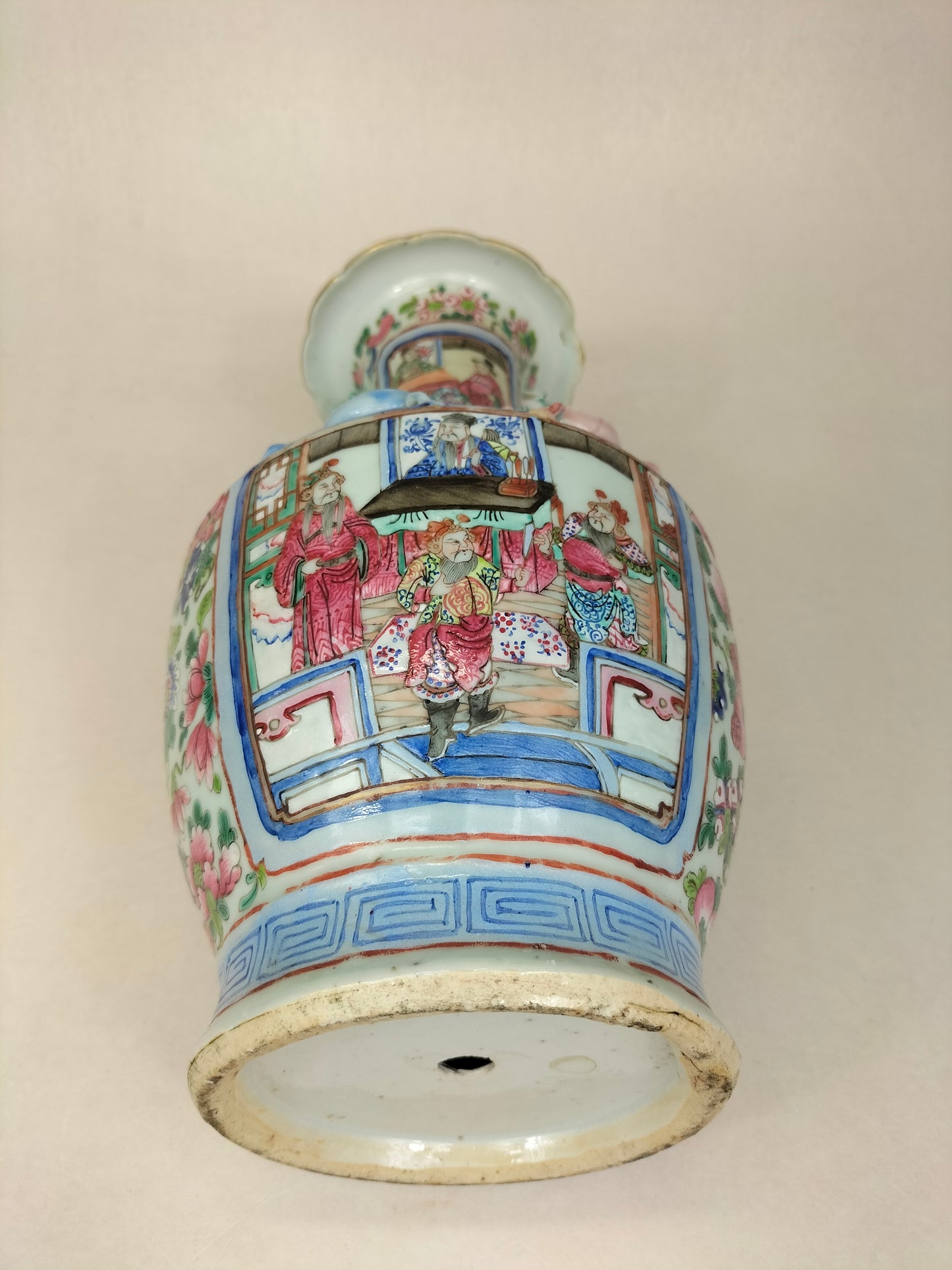 Chiếc bình cổ của Trung Quốc được trang trí với khung cảnh Hoàng gia // Nhà Thanh - thế kỷ 19