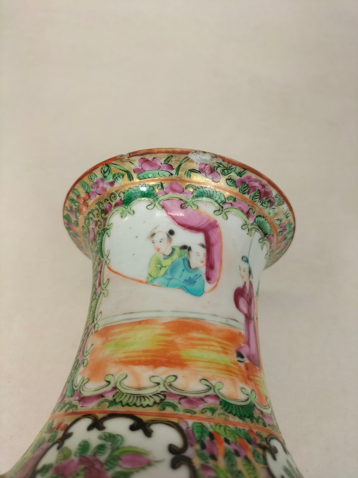 一对古董中国广州玫瑰徽章花瓶 // 清朝 - 19 世纪