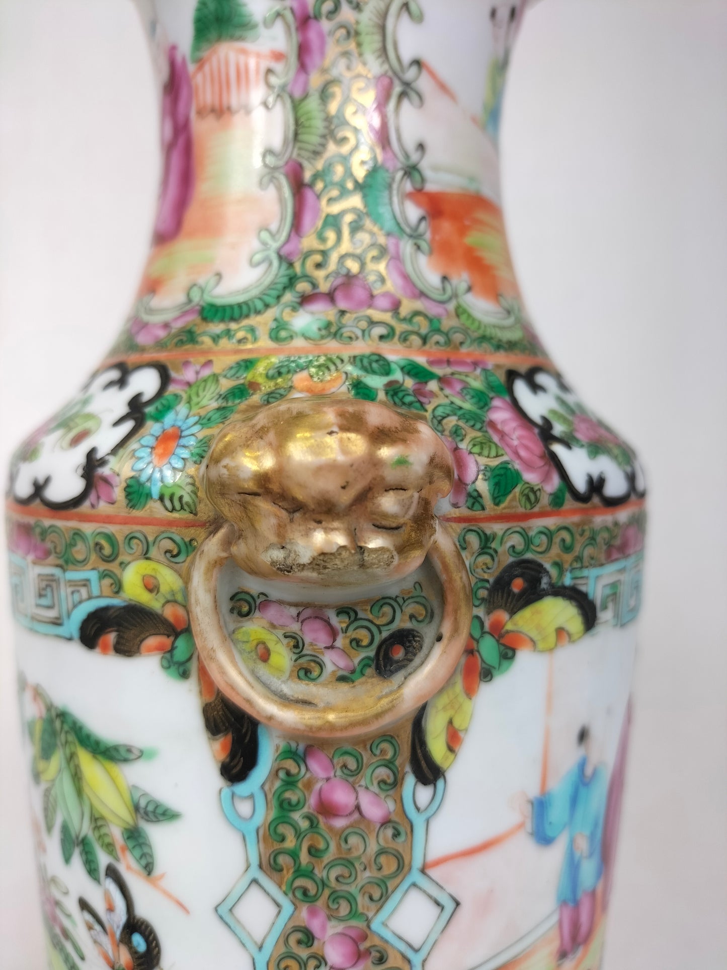 Pair of antique Chinese canton rose medallion vases // Qing Dynasty - 19th century
