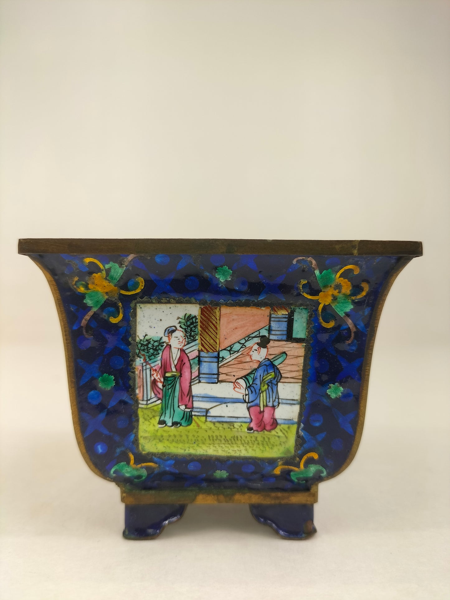 Chinese canton enamel flower pot decorated with garden scenes // Mid 20th century