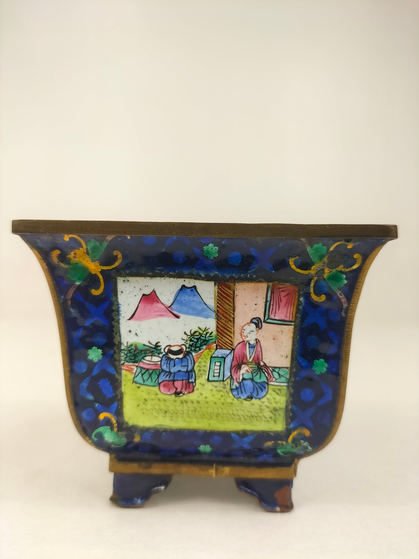 Chinese canton enamel flower pot decorated with garden scenes // Mid 20th century