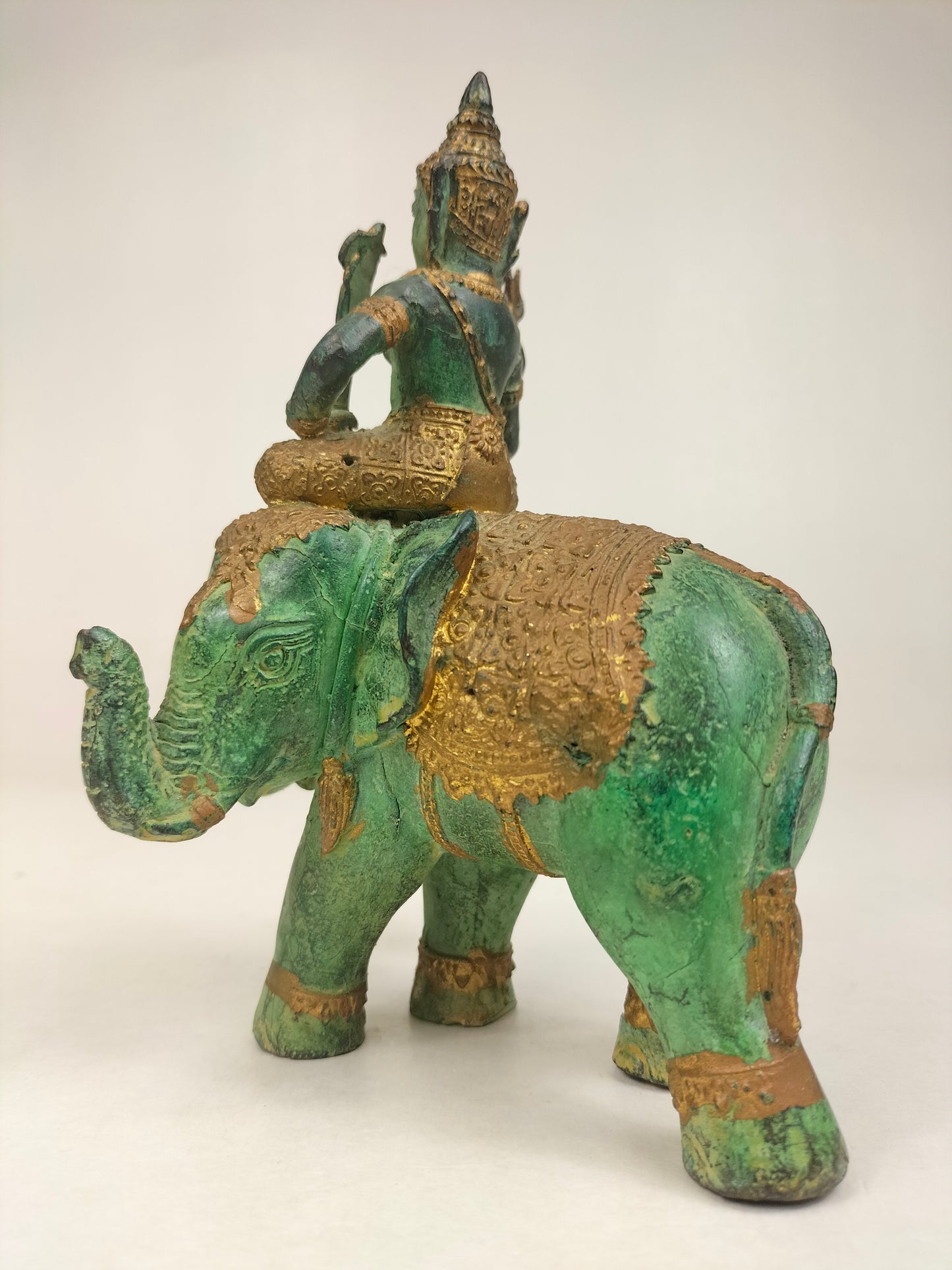 Statue en bronze doré d'un gardien de temple chevauchant un éléphant // Thaïlande - XXème siècle
