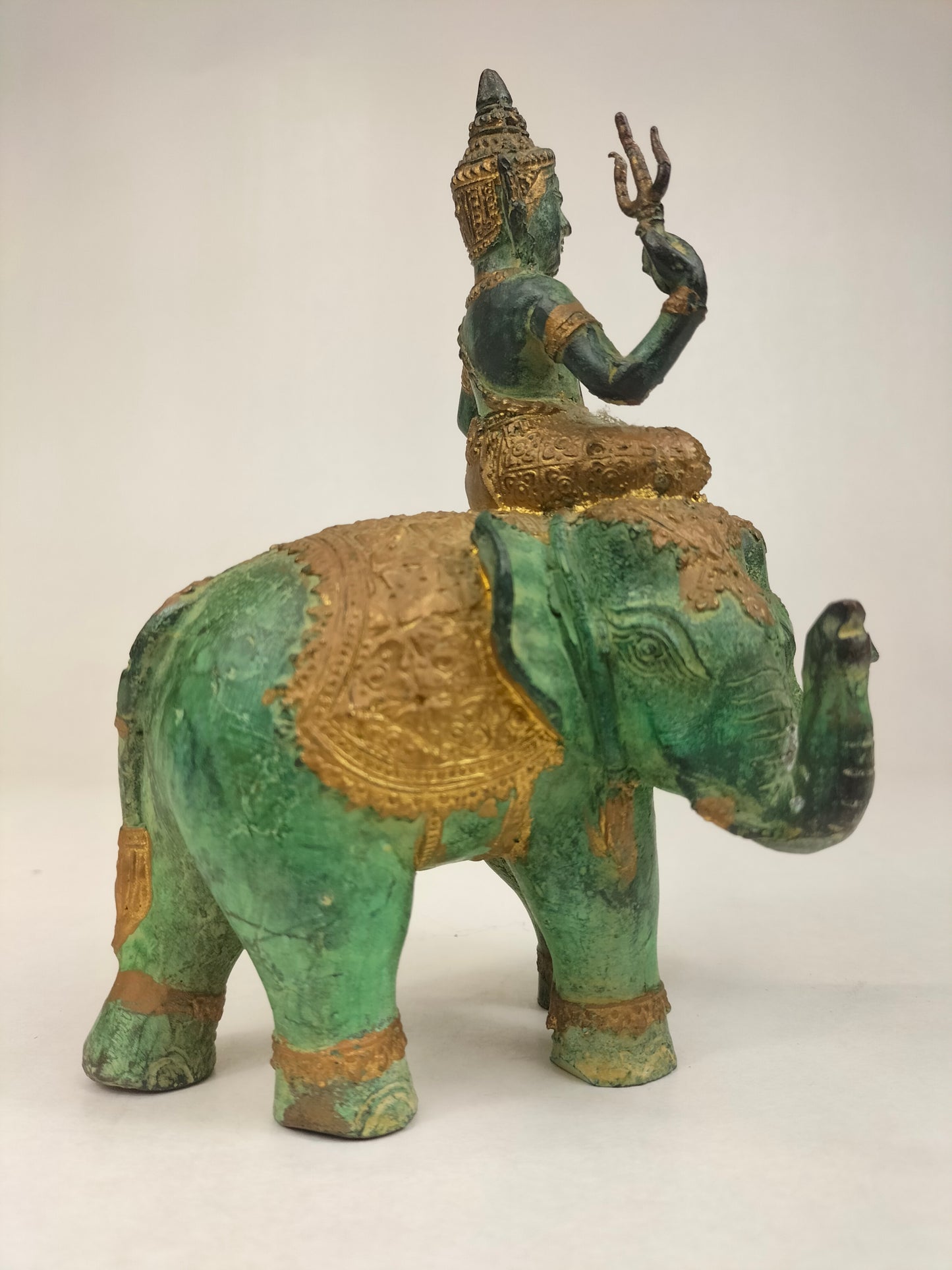 Statue en bronze doré d'un gardien de temple chevauchant un éléphant // Thaïlande - XXème siècle