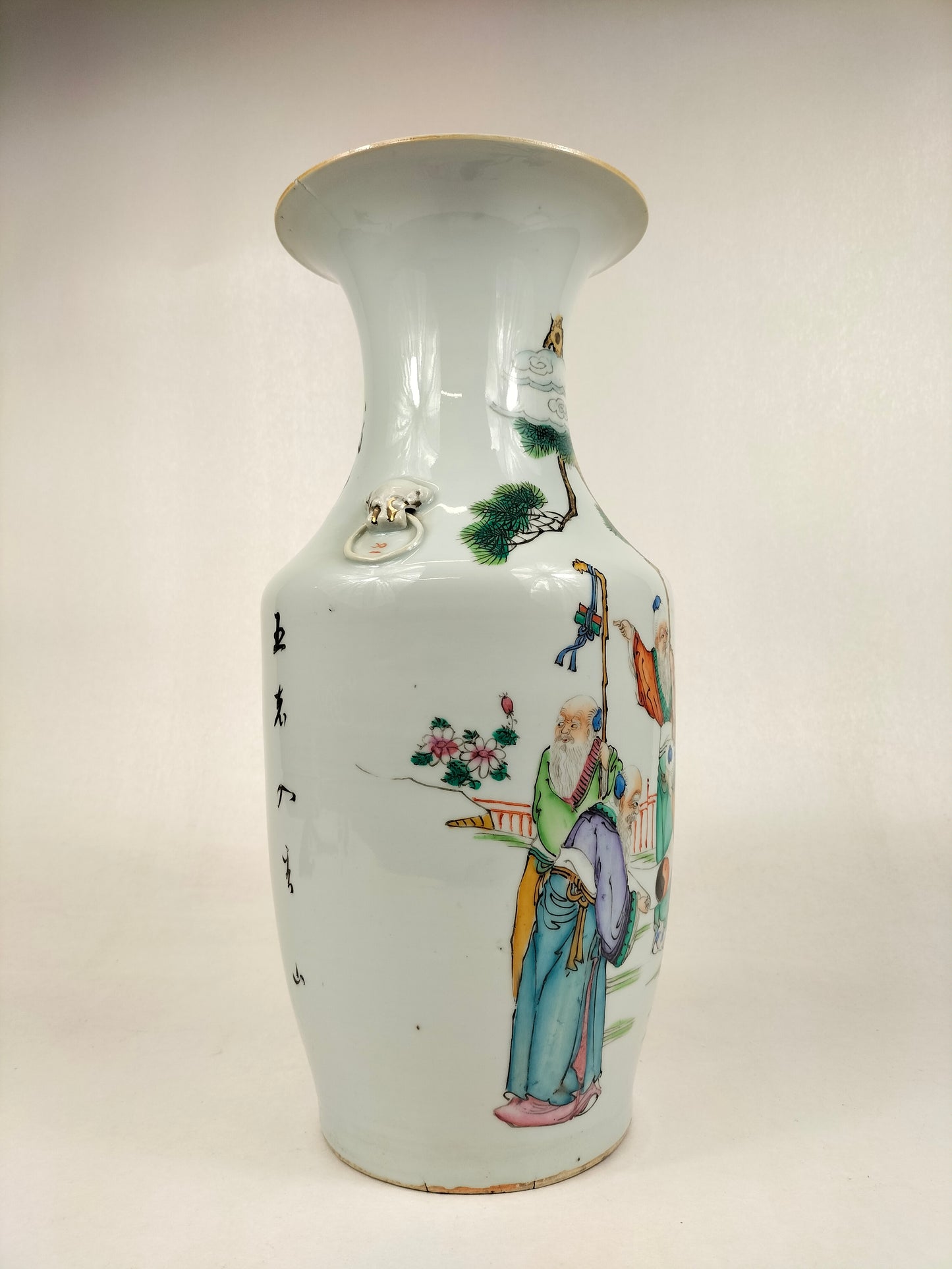 Antigo vaso qianjiang chinês decorado com sábios // Período da República (1912-1949)