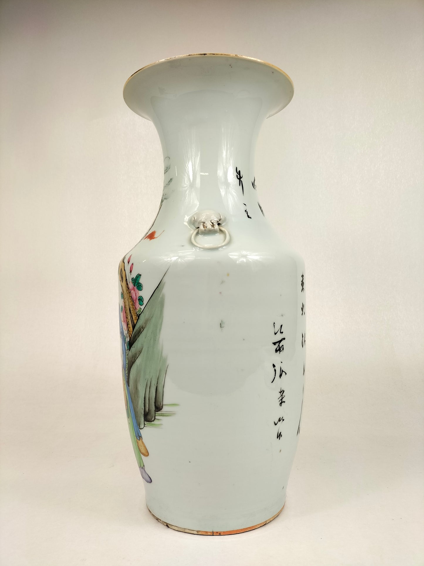 Antigo vaso qianjiang chinês decorado com sábios // Período da República (1912-1949)