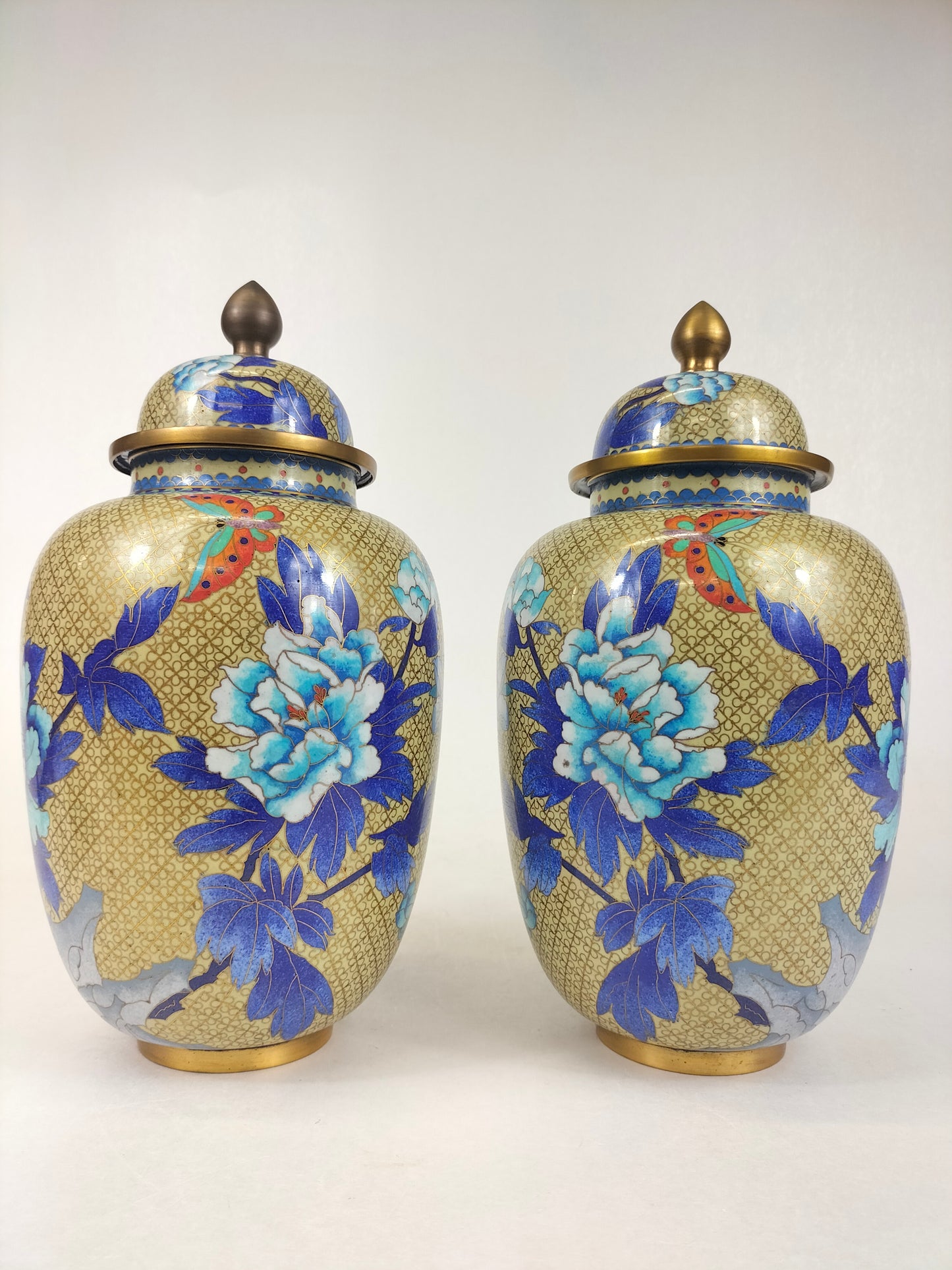 Par de vasos chineses com tampa cloisonne decorados com flores // século XX