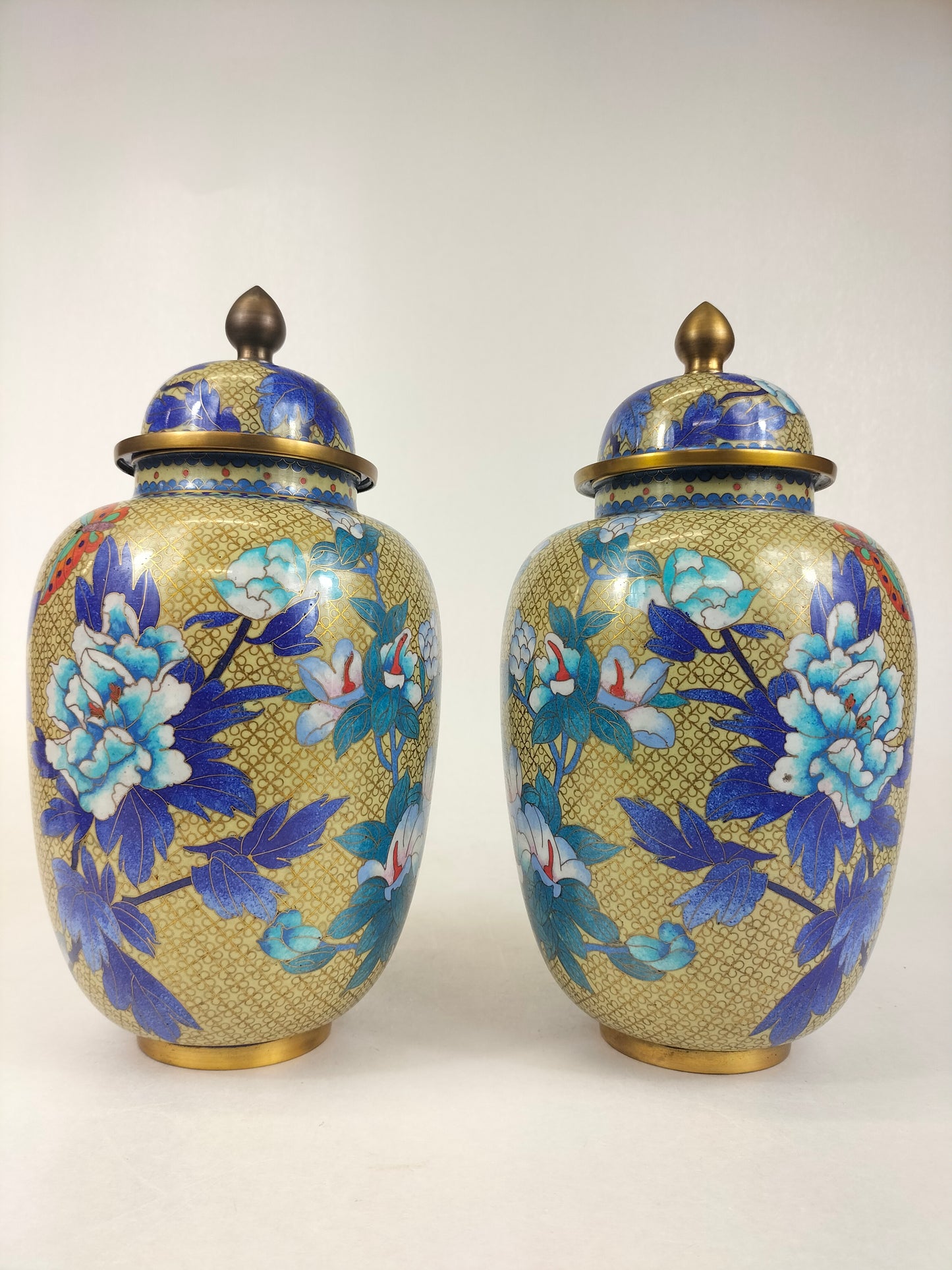 Par de vasos chineses com tampa cloisonne decorados com flores // século XX