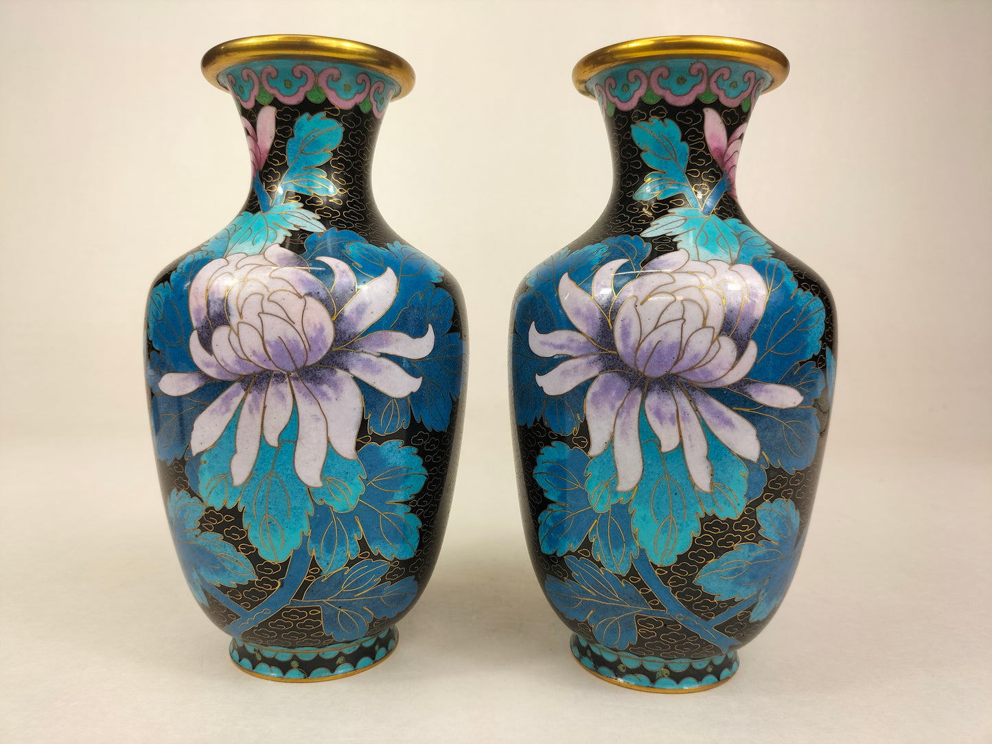 Paire de vases chinois cloisonnés à décor de papillons et fleurs // XXème siècle